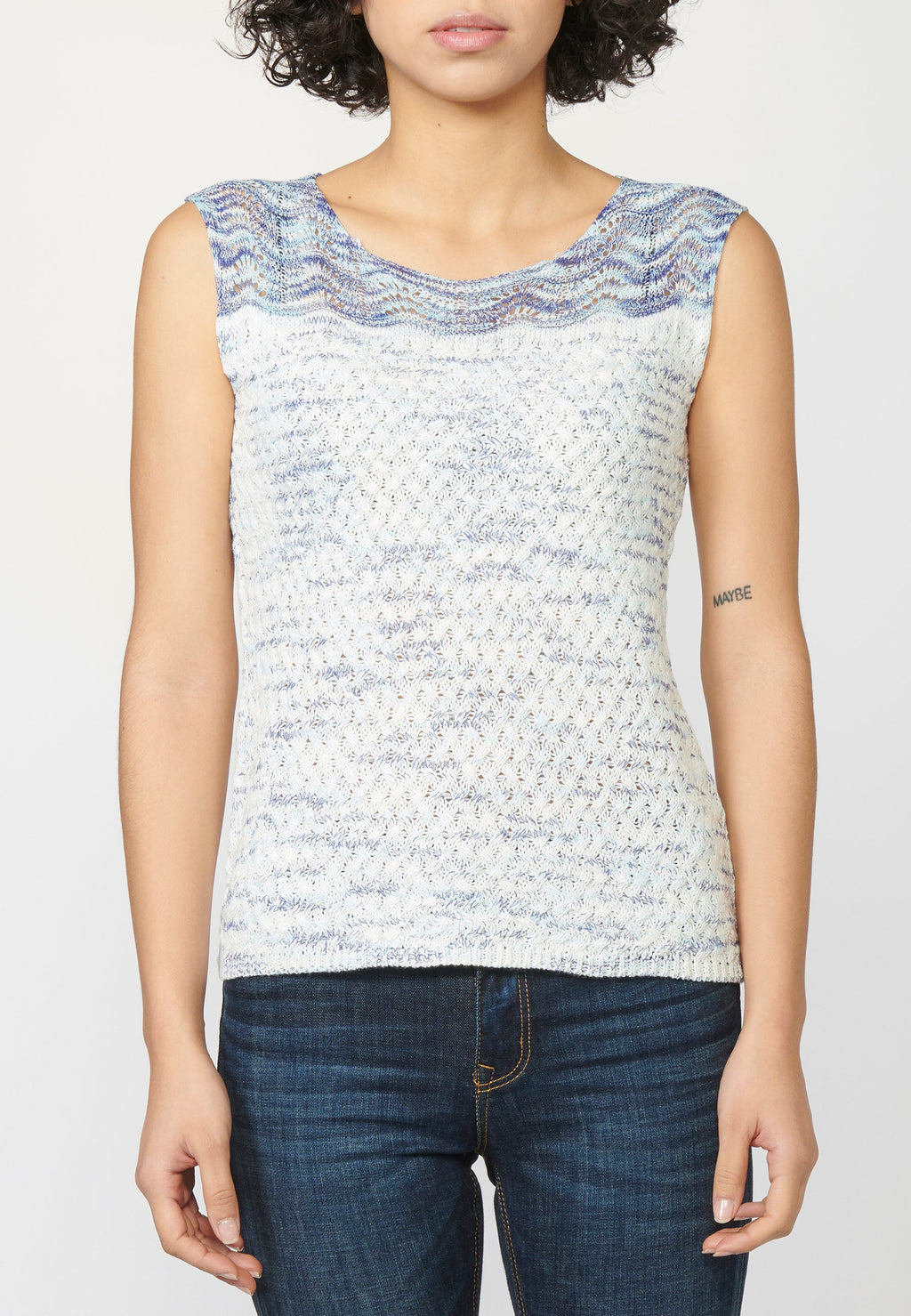 Jersey top tricot sin mangas con cuello barca y detalles calados | moda urbana