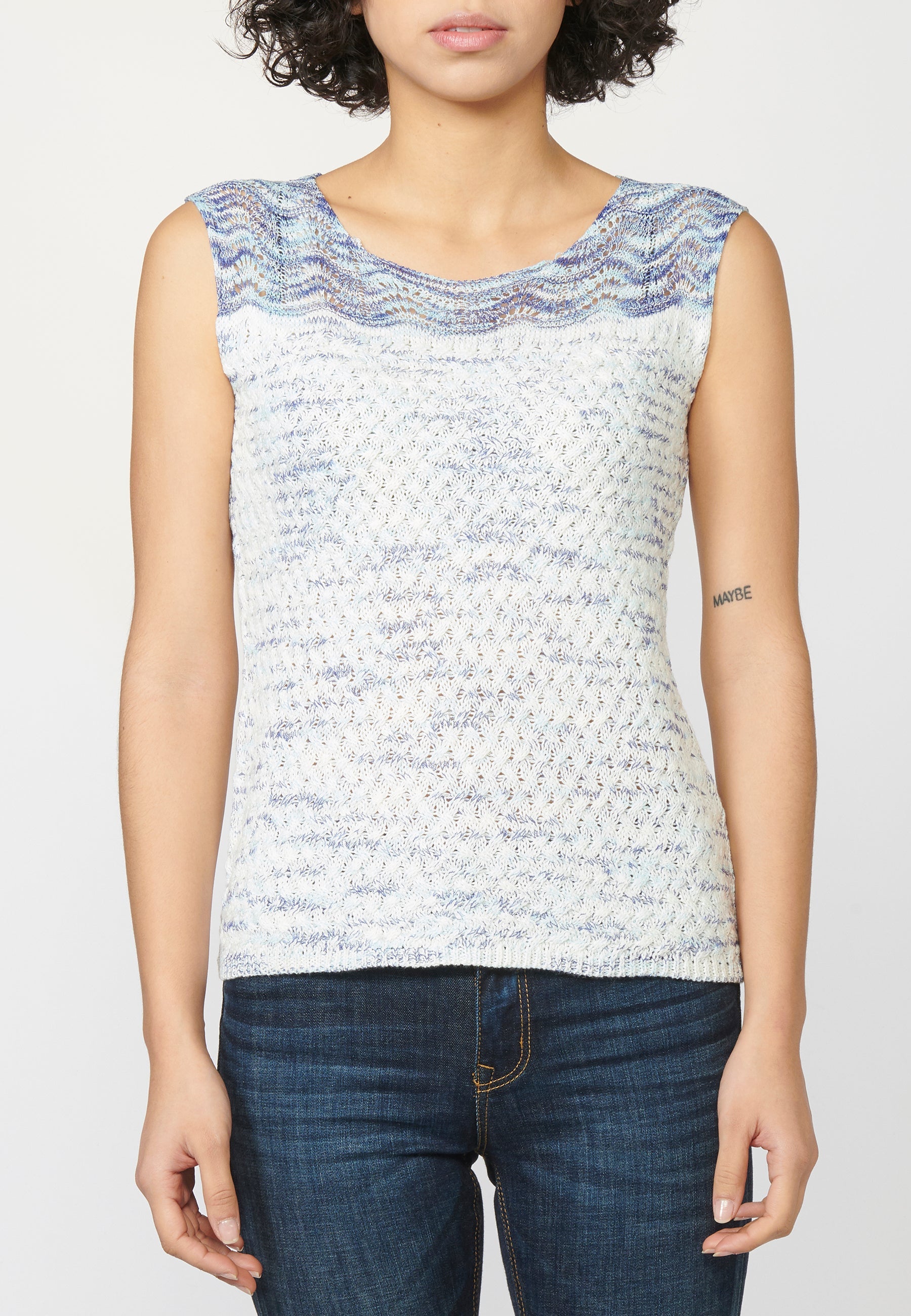 Jersey top tricot sin mangas con cuello barca y detalles calados | moda urbana