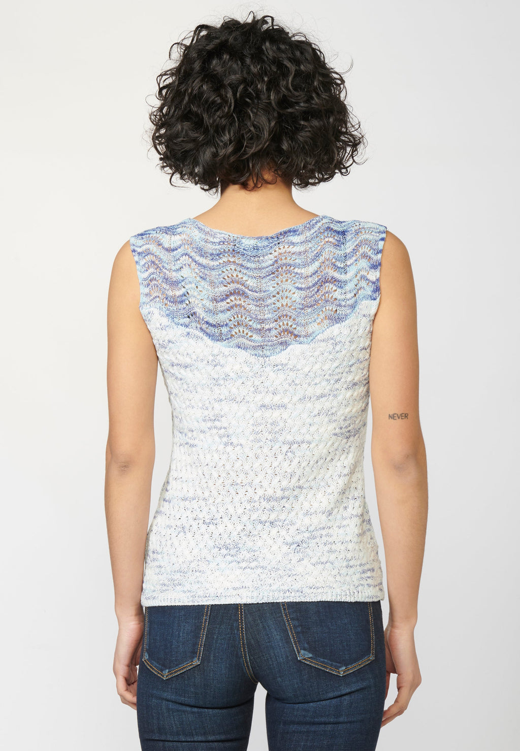 Jersey top tricot sin mangas con cuello barca y detalles calados | moda urbana