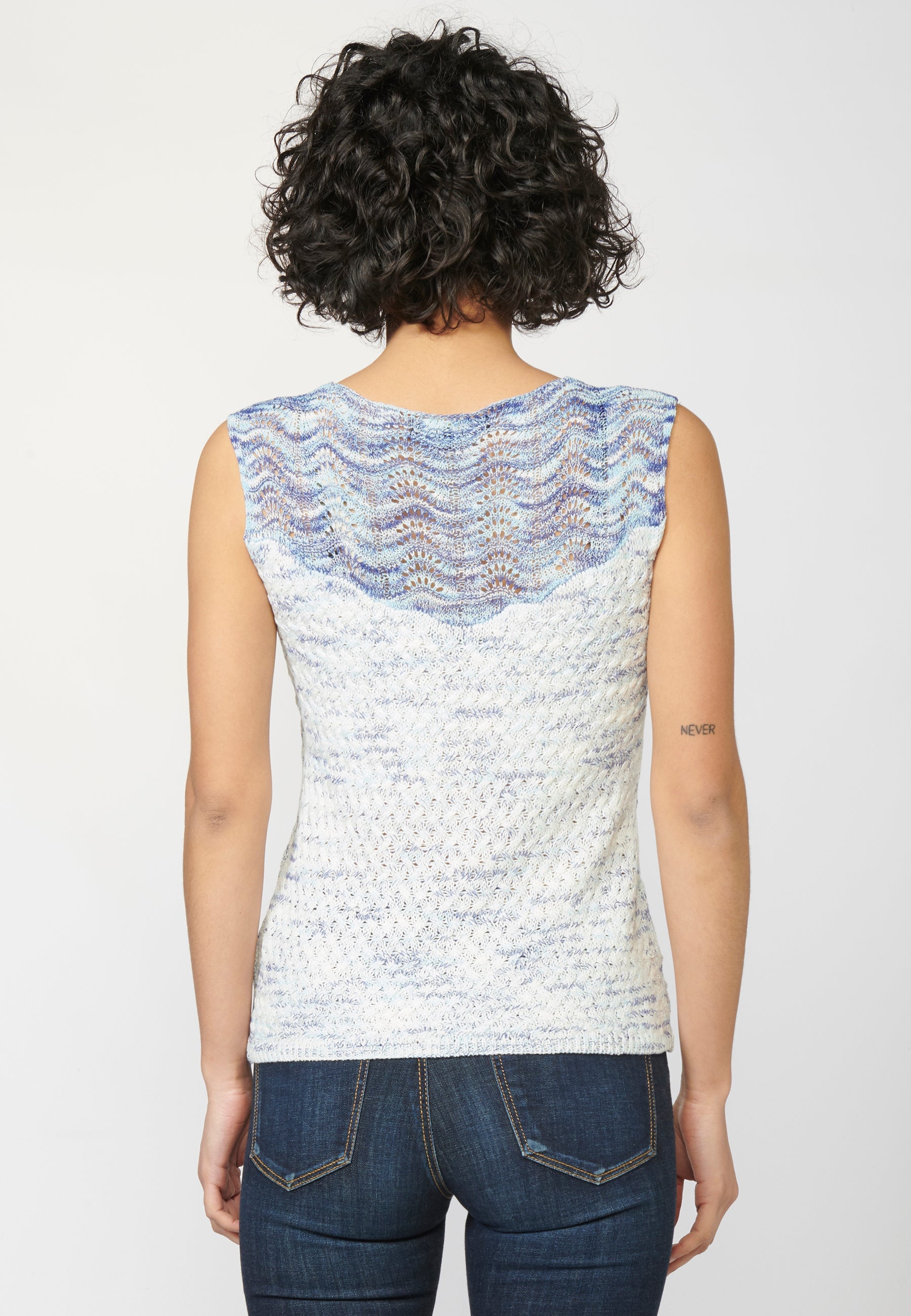 Jersey top tricot sin mangas con cuello barca y detalles calados | moda urbana