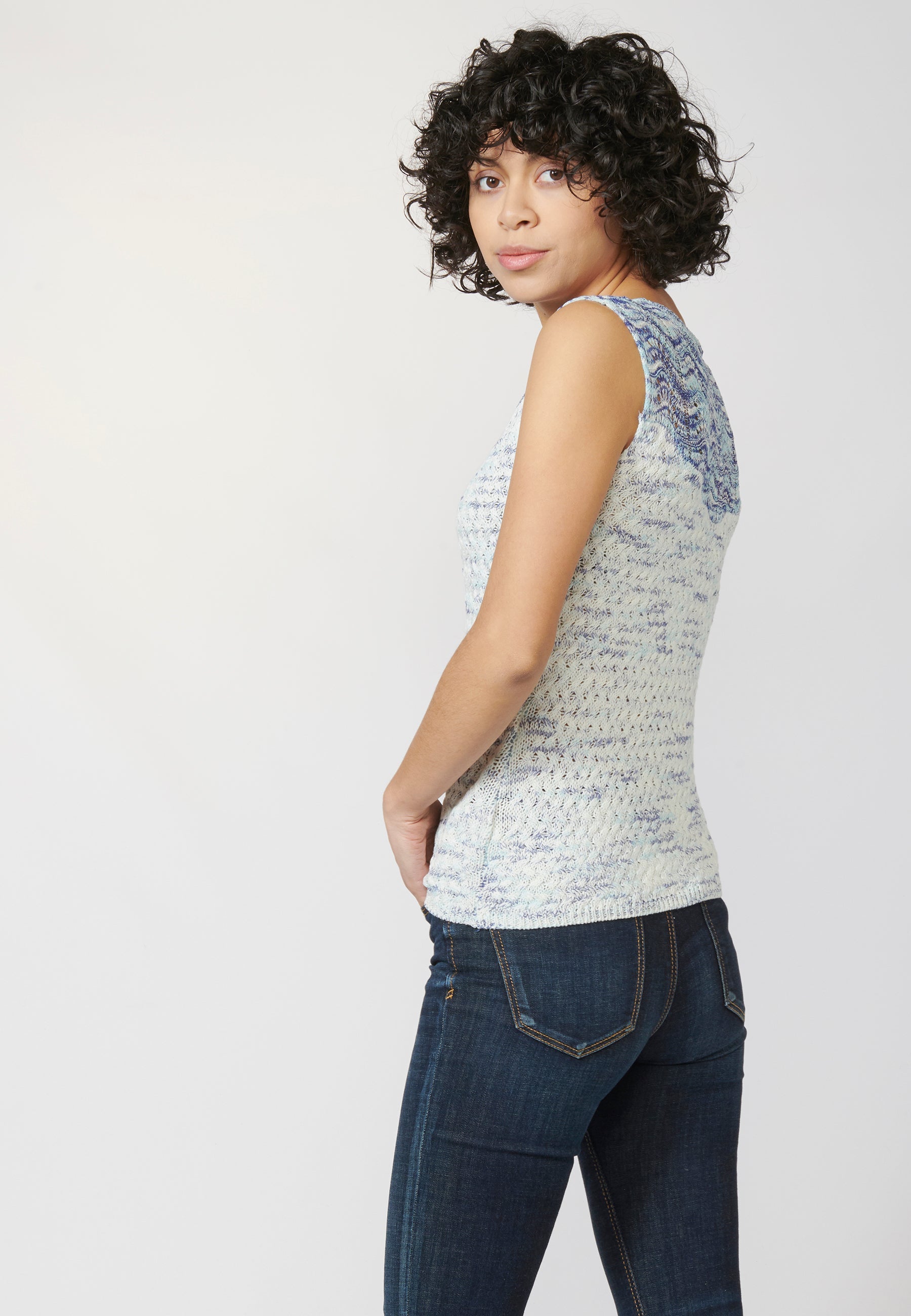 Jersey top tricot sin mangas con cuello barca y detalles calados | moda urbana