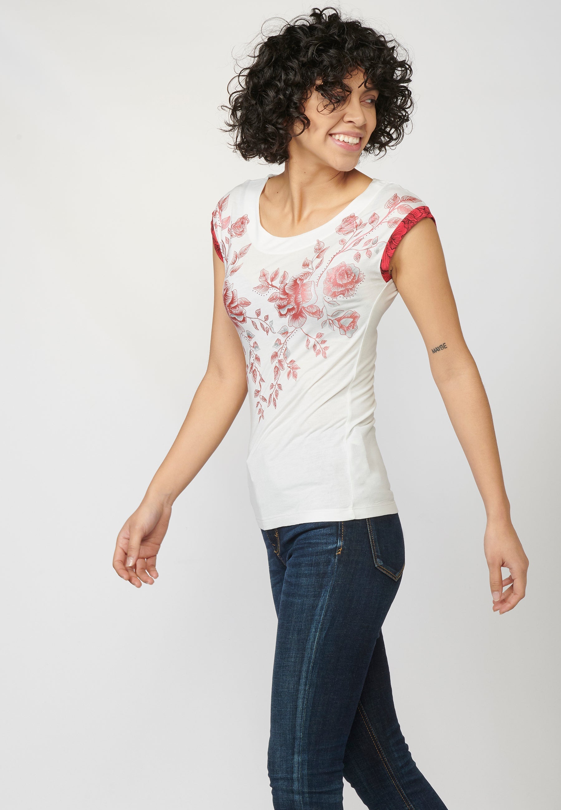 Camiseta top de manga corta con escote redondo y estampado de flores | estilo y comodidad