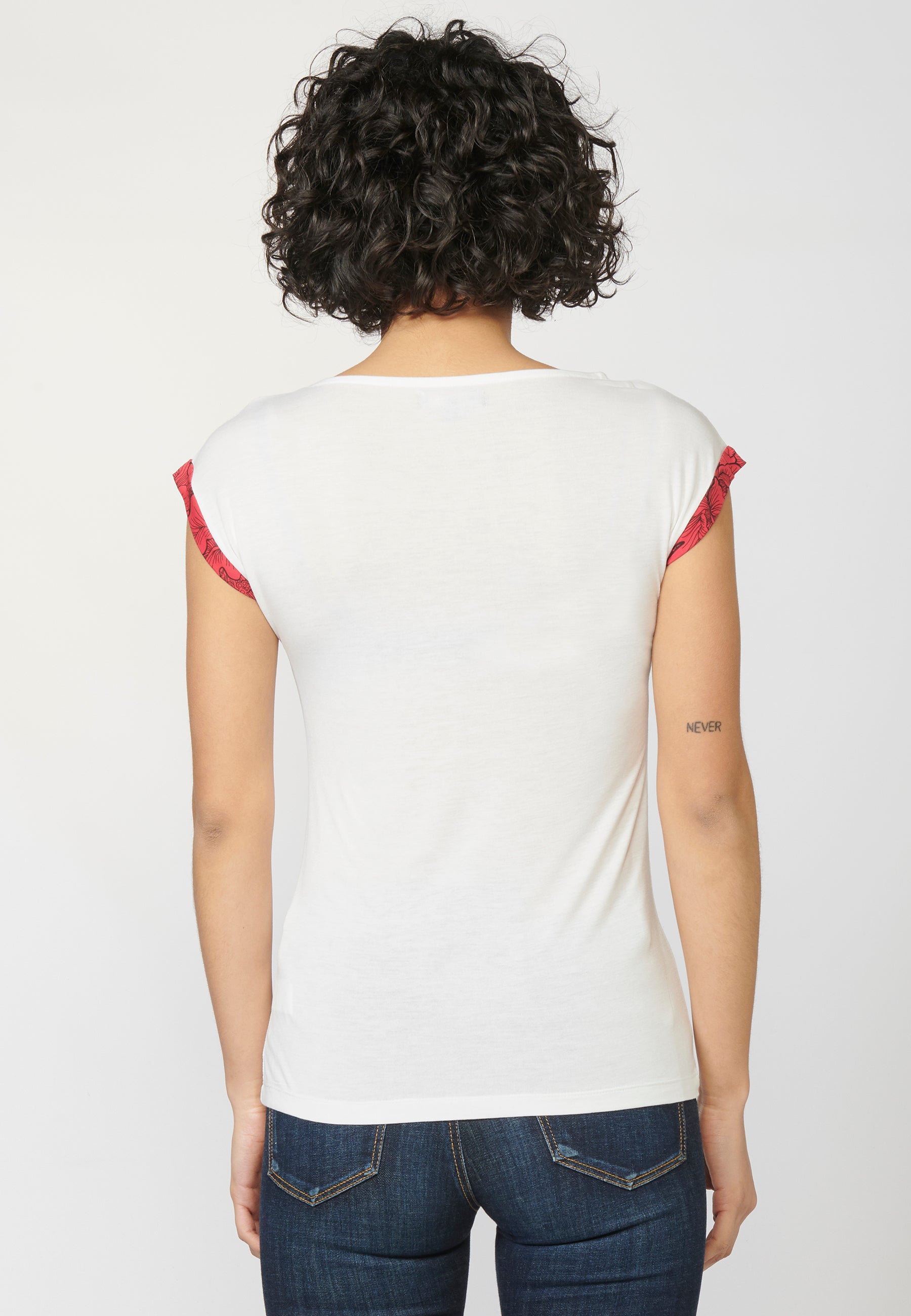 Camiseta top de manga corta con escote redondo y estampado de flores | estilo y comodidad
