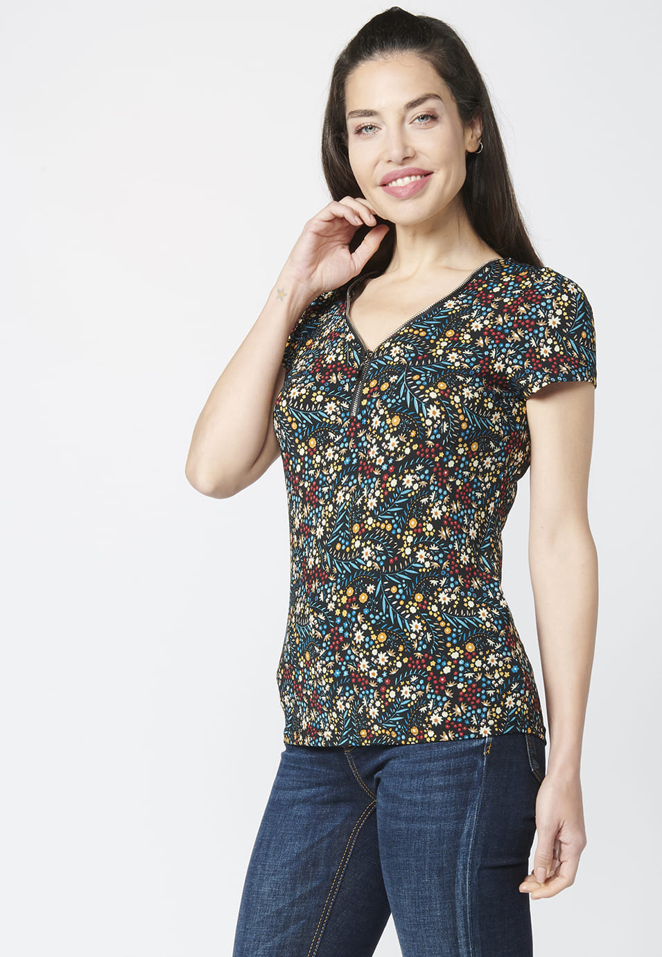 Camiseta top manga corta con escote de pico y estampado floral para mujer