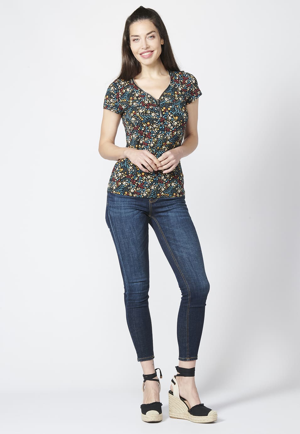Camiseta top manga corta con escote de pico y estampado floral para mujer