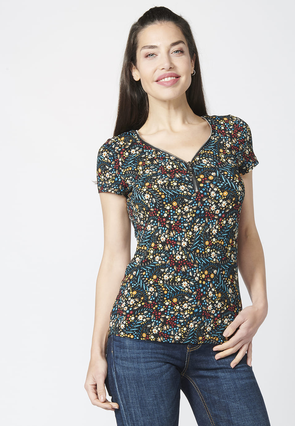 Camiseta top manga corta con escote de pico y estampado floral para mujer
