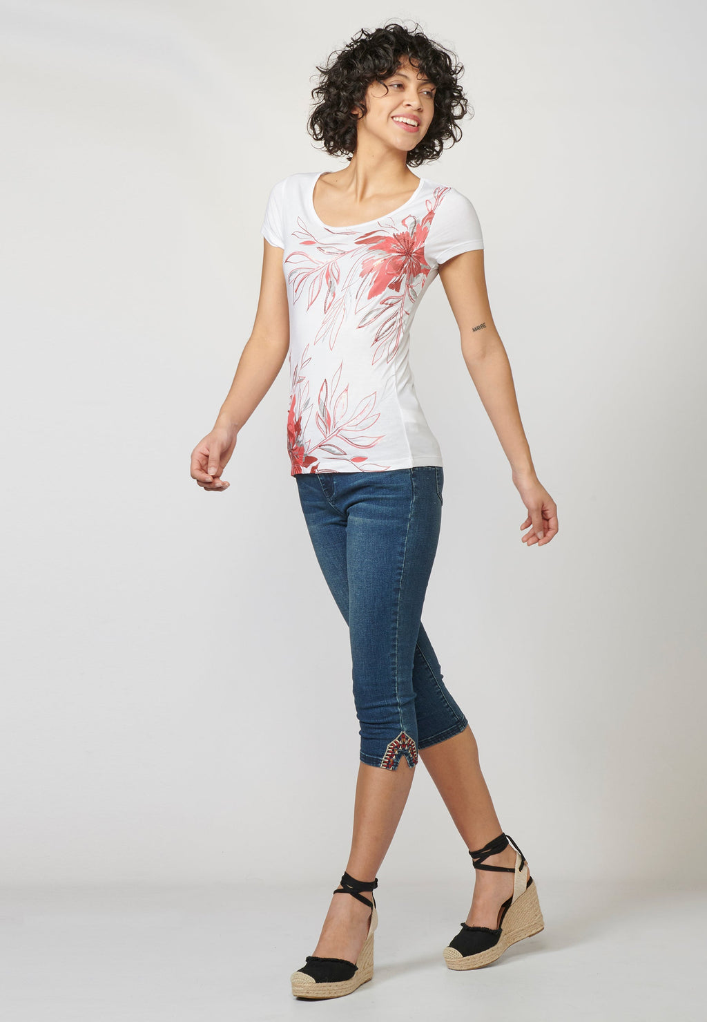 Camiseta top manga corta con escote redondo y estampado floral para mujer