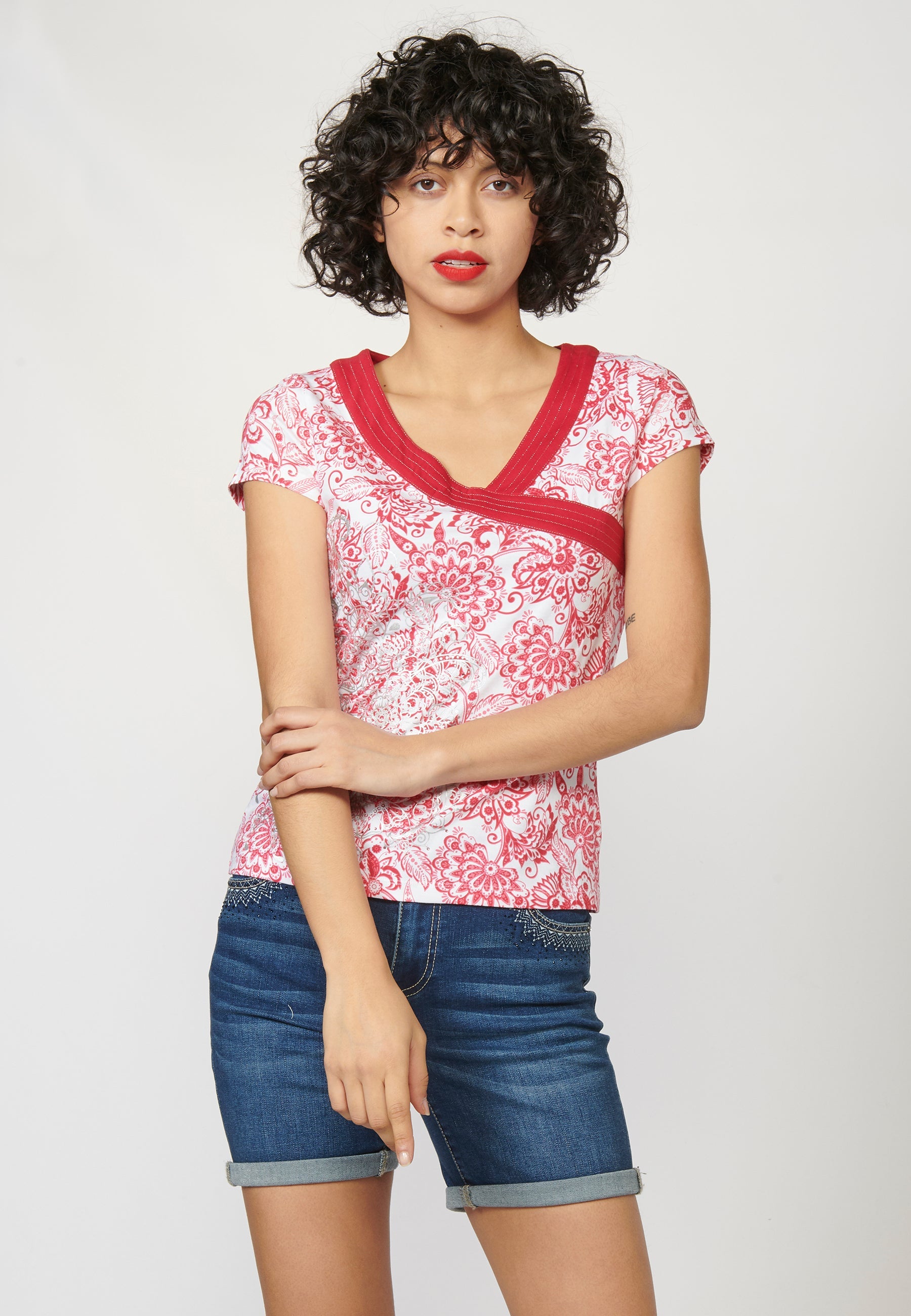 Camiseta top manga corta de algodón con escote de pico cruzado y estampado floral para mujer