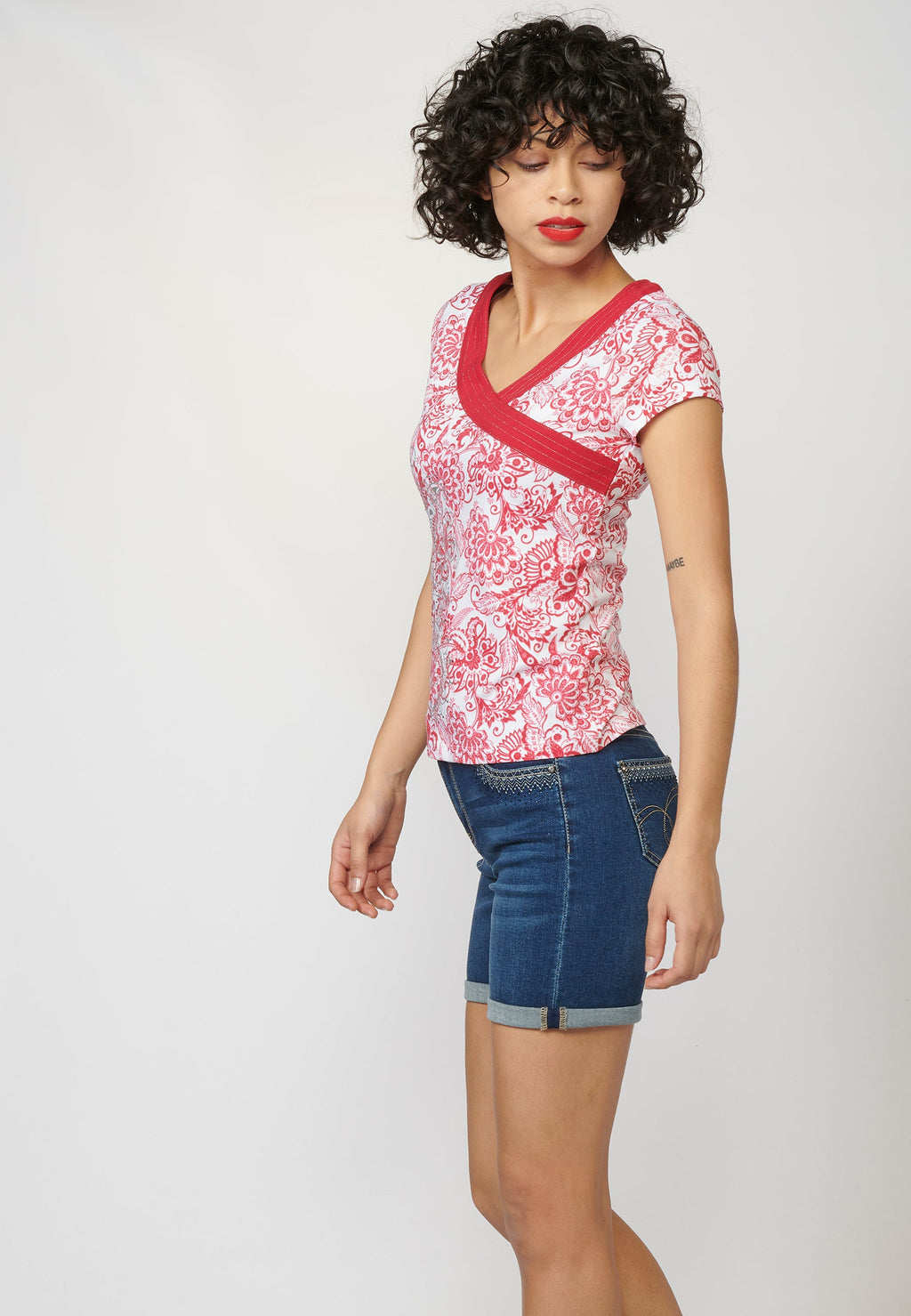 Camiseta top manga corta de algodón con escote de pico cruzado y estampado floral para mujer