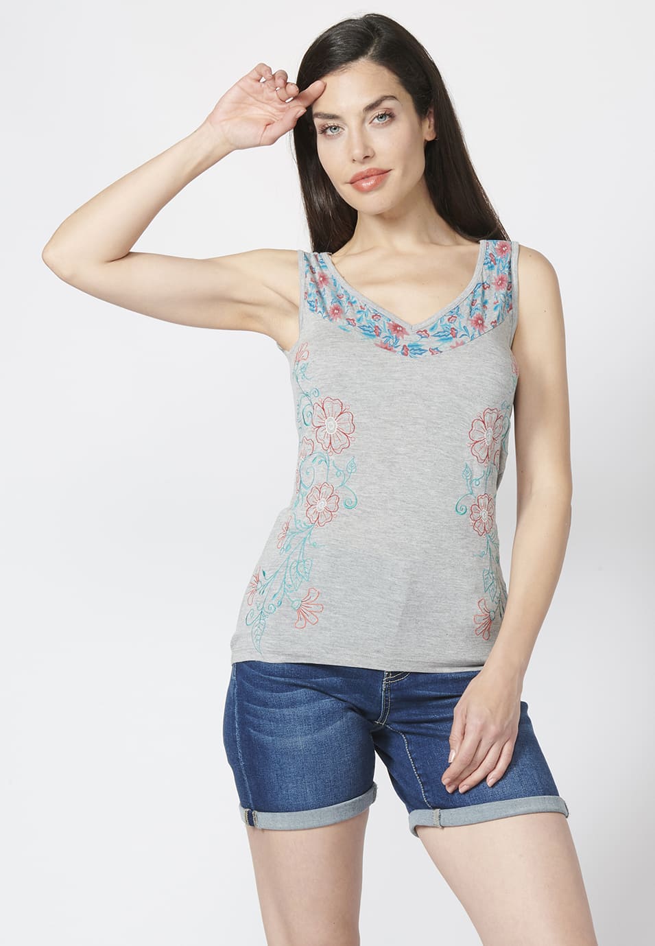 Camiseta top tirantes con escote en pico y estampado y bordados florales | ropa casual