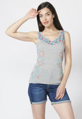 Camiseta top tirantes con escote en pico y estampado y bordados florales | ropa casual