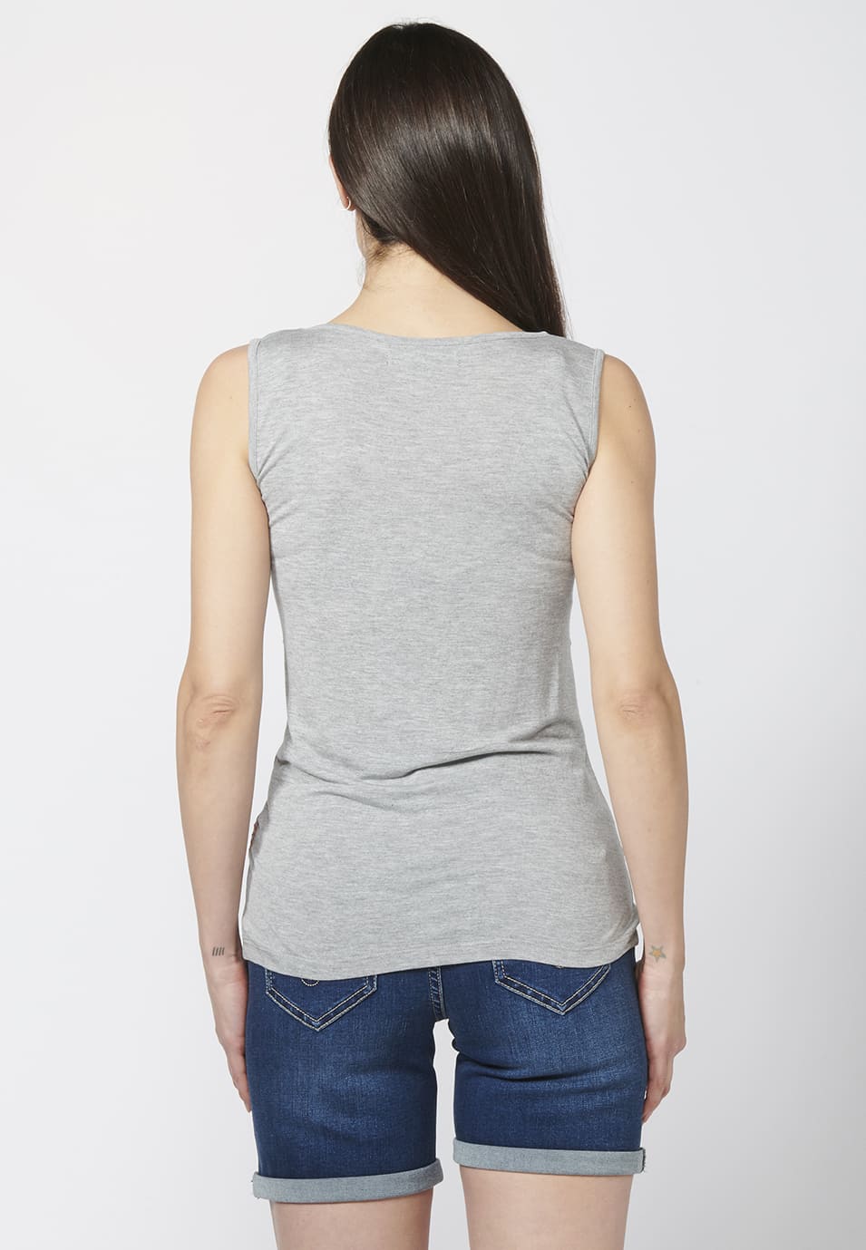 Camiseta top tirantes con escote en pico y estampado y bordados florales | ropa casual