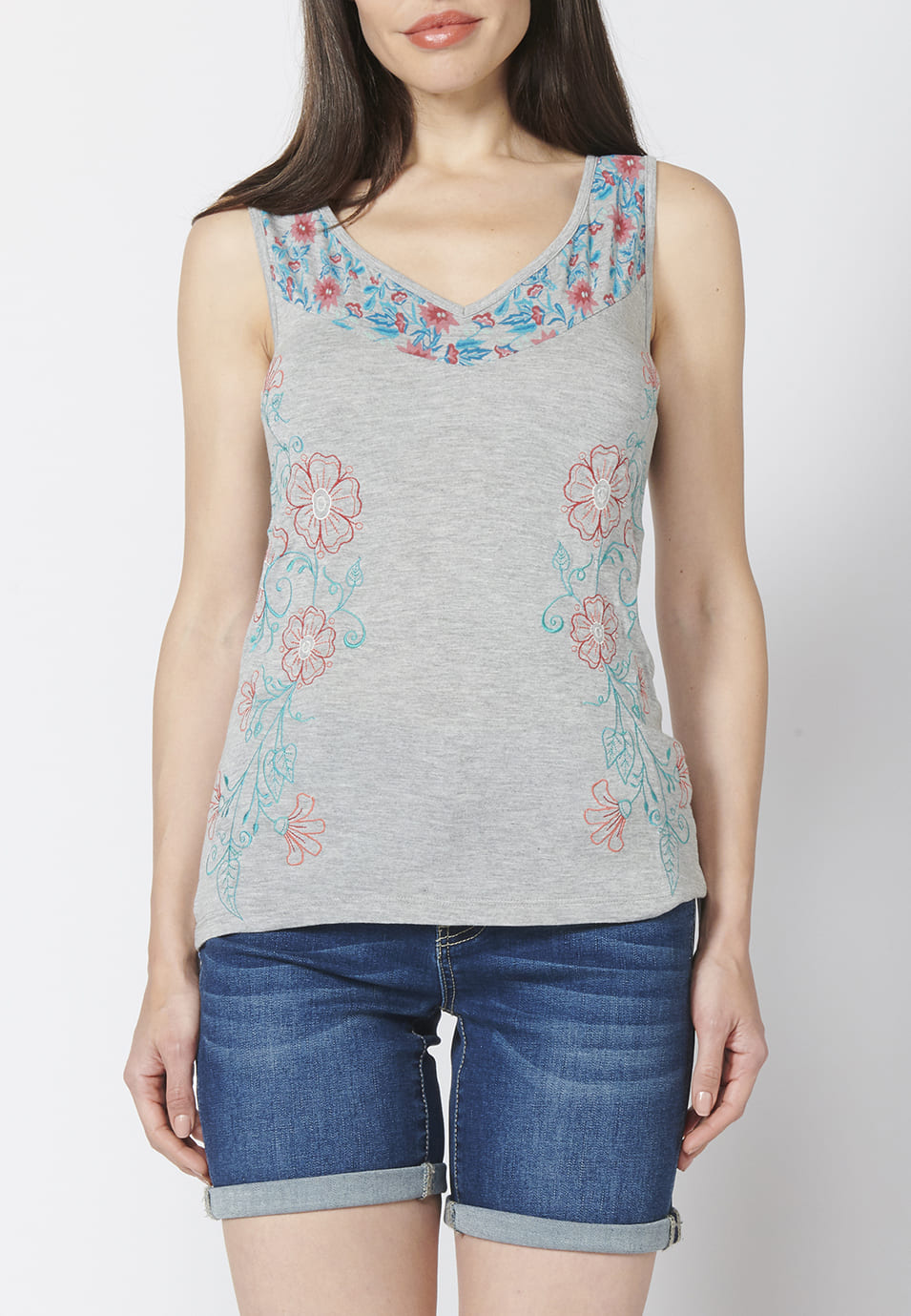 Camiseta top tirantes con escote en pico y estampado y bordados florales | ropa casual