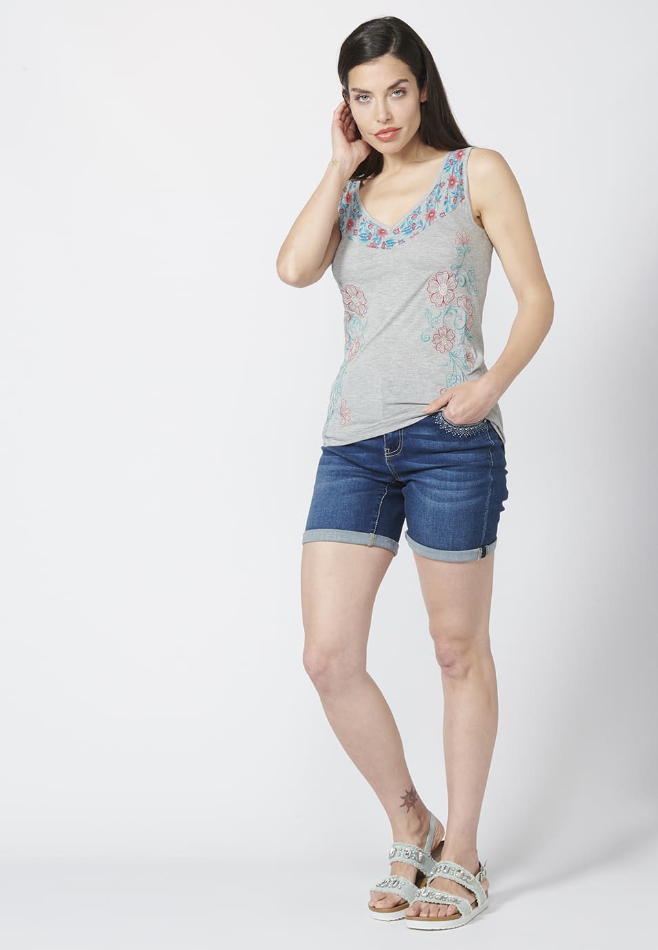 Camiseta top tirantes con escote en pico y estampado y bordados florales | ropa casual