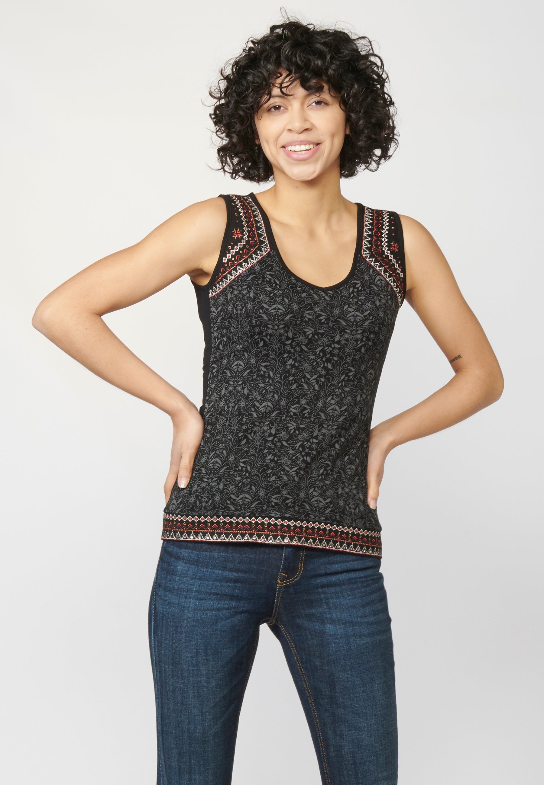 Camiseta top tirantes con escote en pico y bordados étnicos | estilo y comodidad