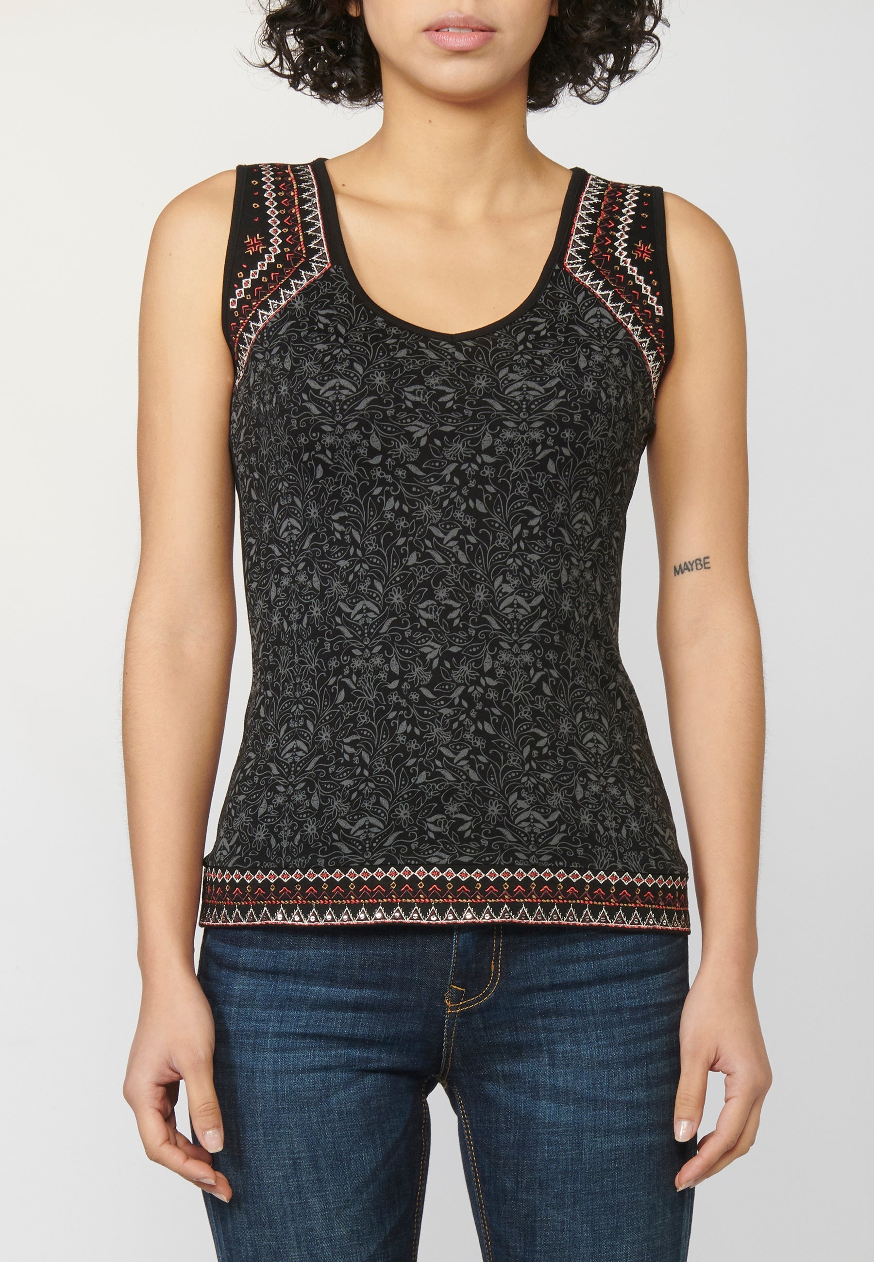 Camiseta top tirantes con escote en pico y bordados étnicos | estilo y comodidad