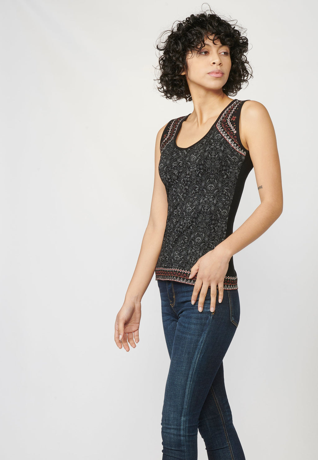Camiseta top tirantes con escote en pico y bordados étnicos | estilo y comodidad