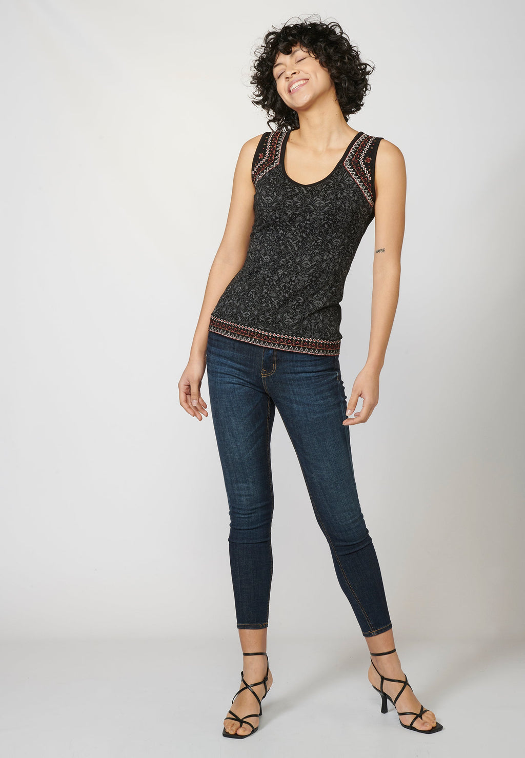 Camiseta top tirantes con escote en pico y bordados étnicos | estilo y comodidad