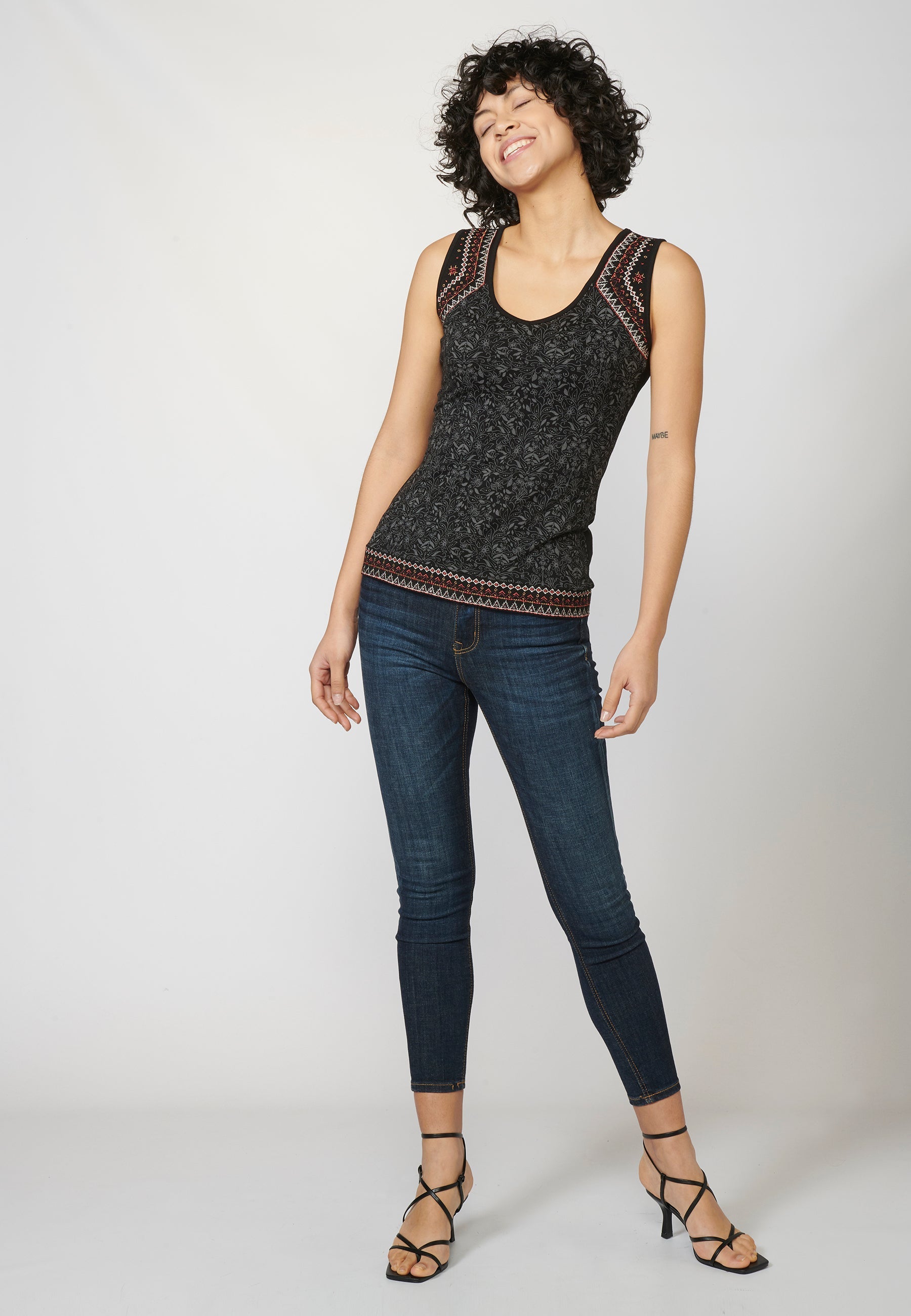 Camiseta top tirantes con escote en pico y bordados étnicos | estilo y comodidad