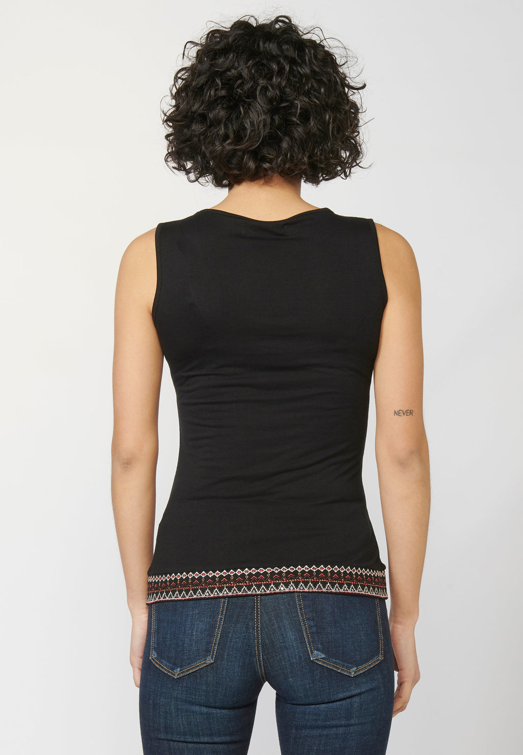 Camiseta top tirantes con escote en pico y bordados étnicos | estilo y comodidad