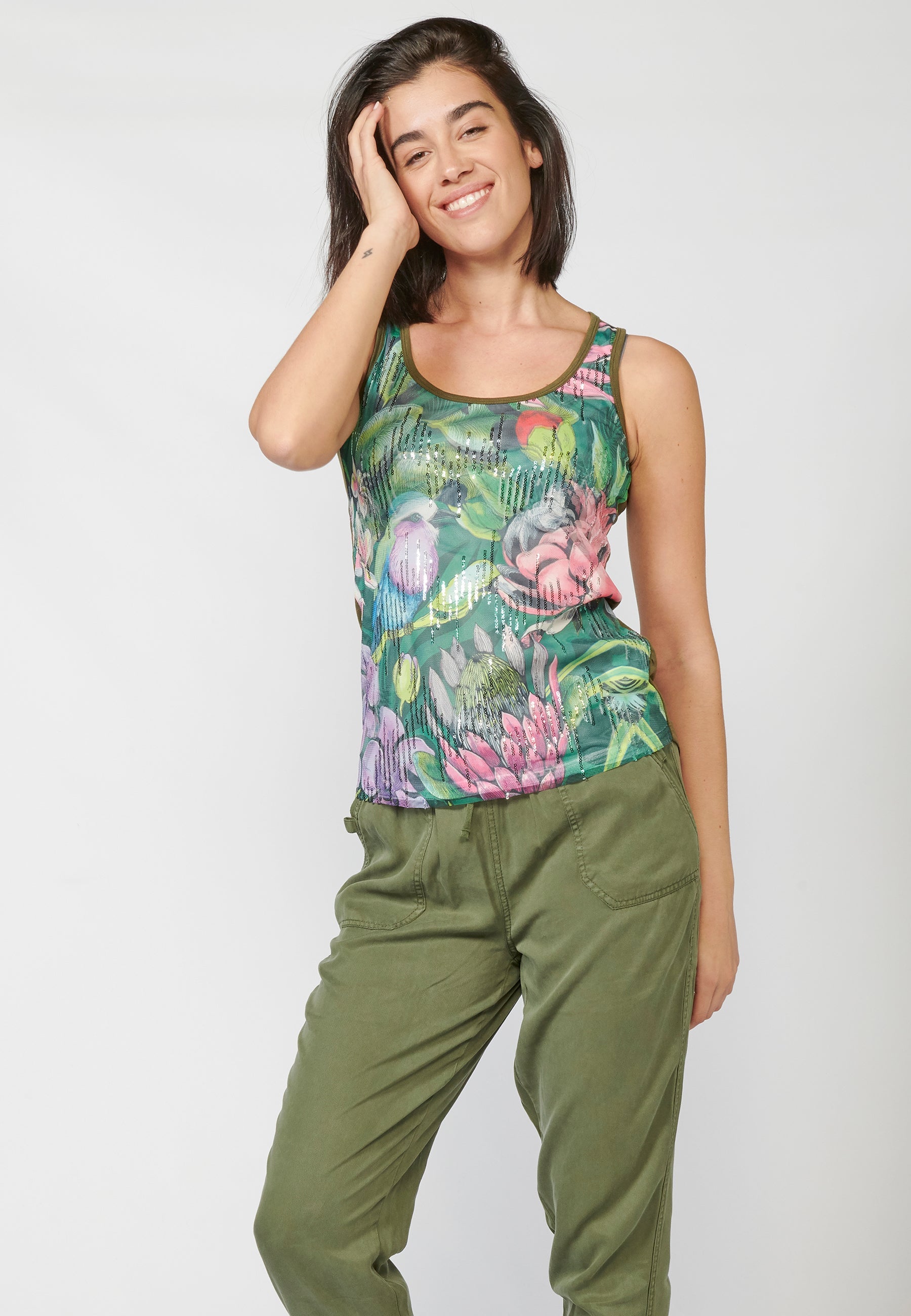 Camiseta top tirantes con escote redondo y estampado floral con lentejuelas | look diario