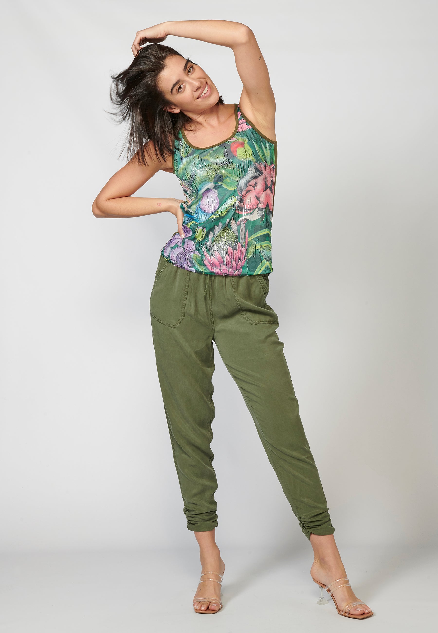 Camiseta top tirantes con escote redondo y estampado floral con lentejuelas | look diario