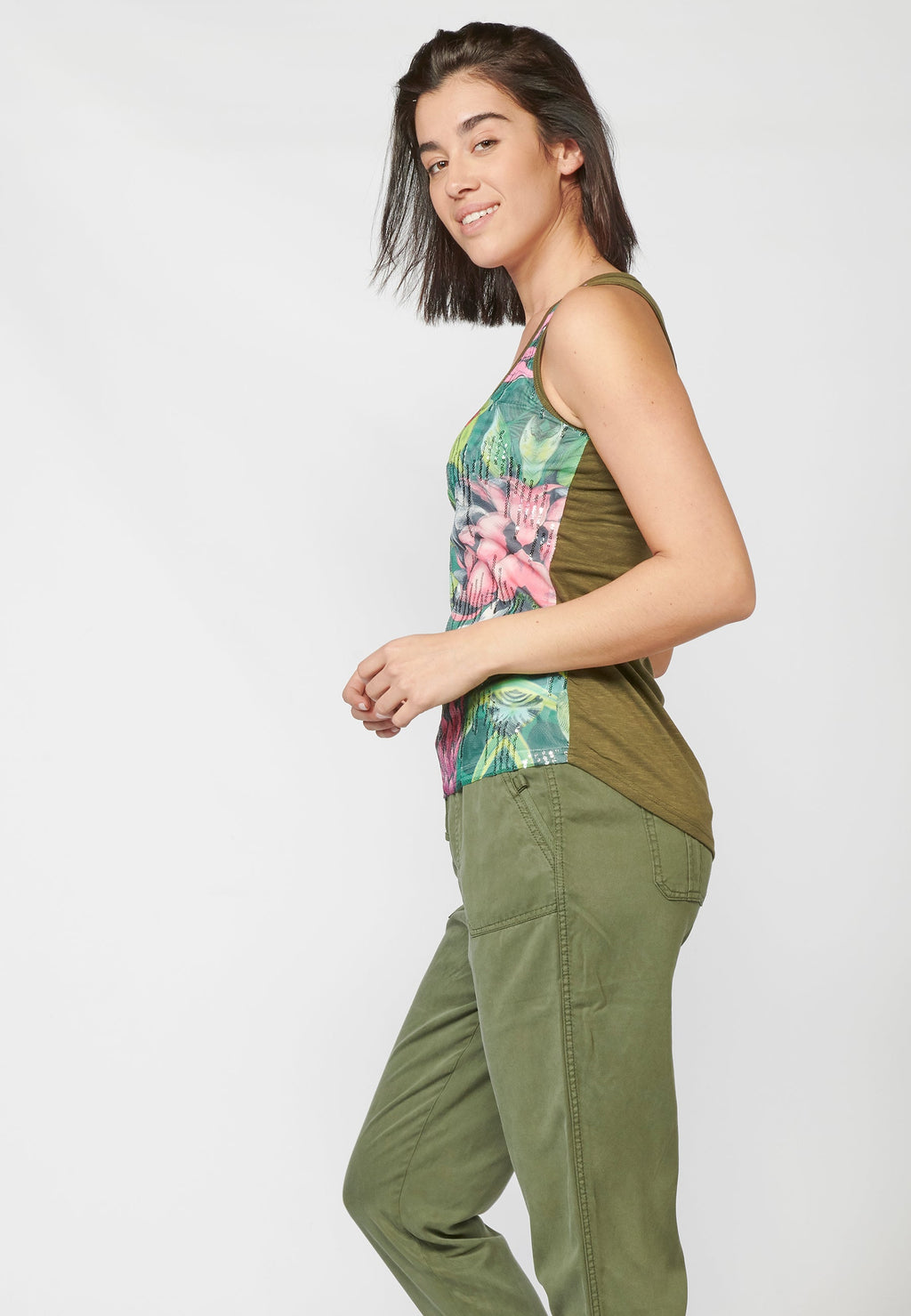 Camiseta top tirantes con escote redondo y estampado floral con lentejuelas | look diario