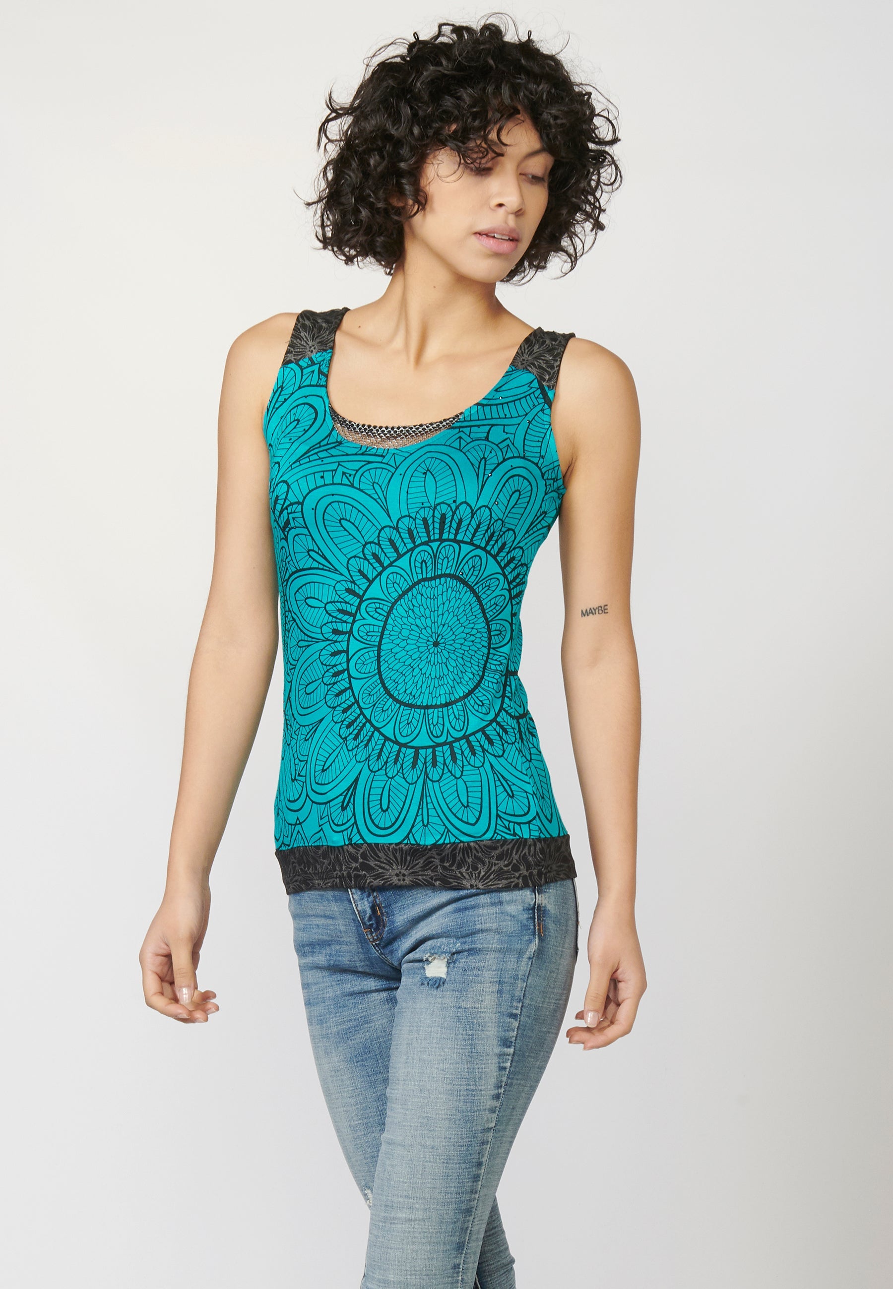 Top sin mangas y escote redondo con estampado floral y detalle a contraste en delantero y espalda | estilo y comodidad