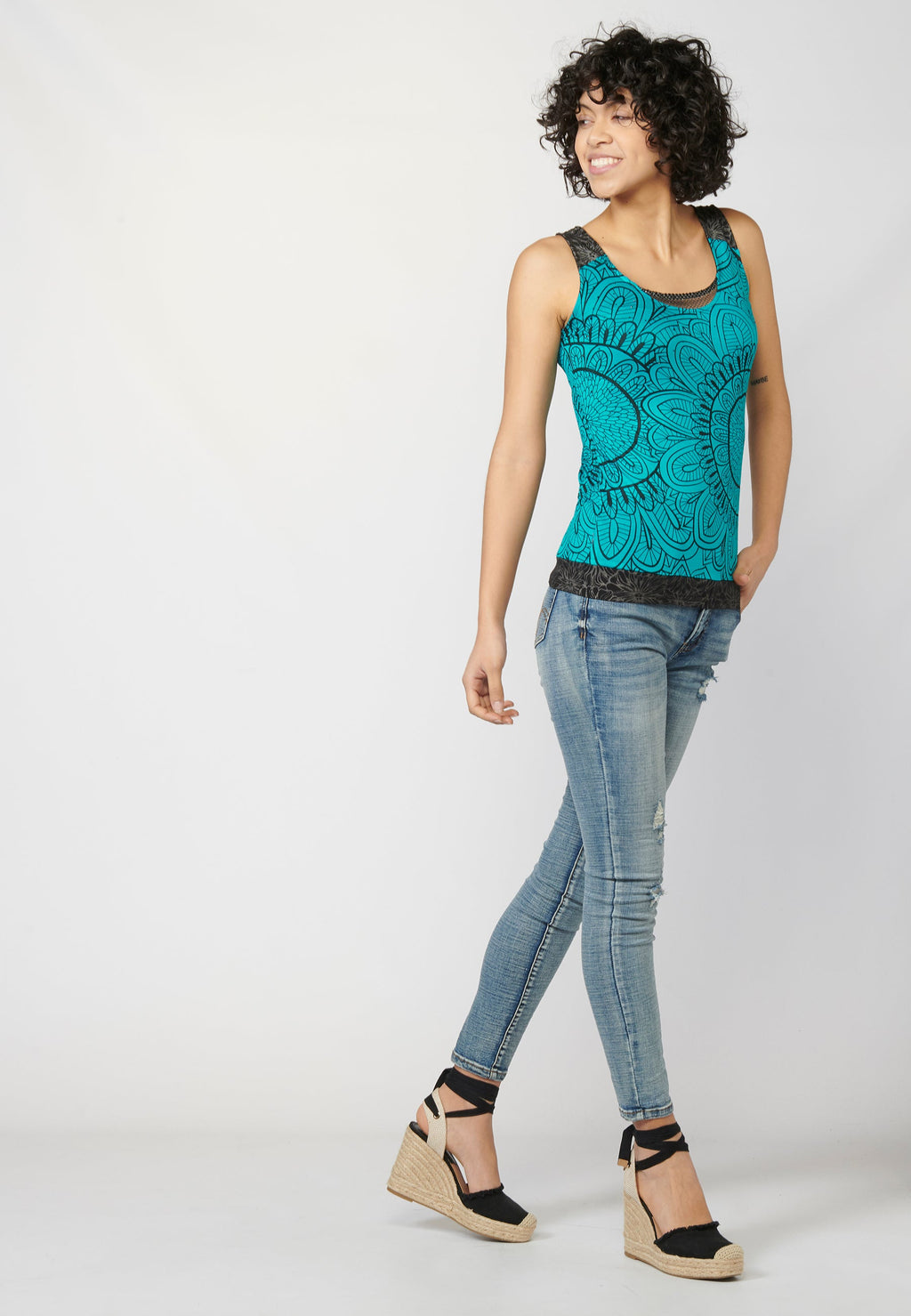 Top sin mangas y escote redondo con estampado floral y detalle a contraste en delantero y espalda | estilo y comodidad