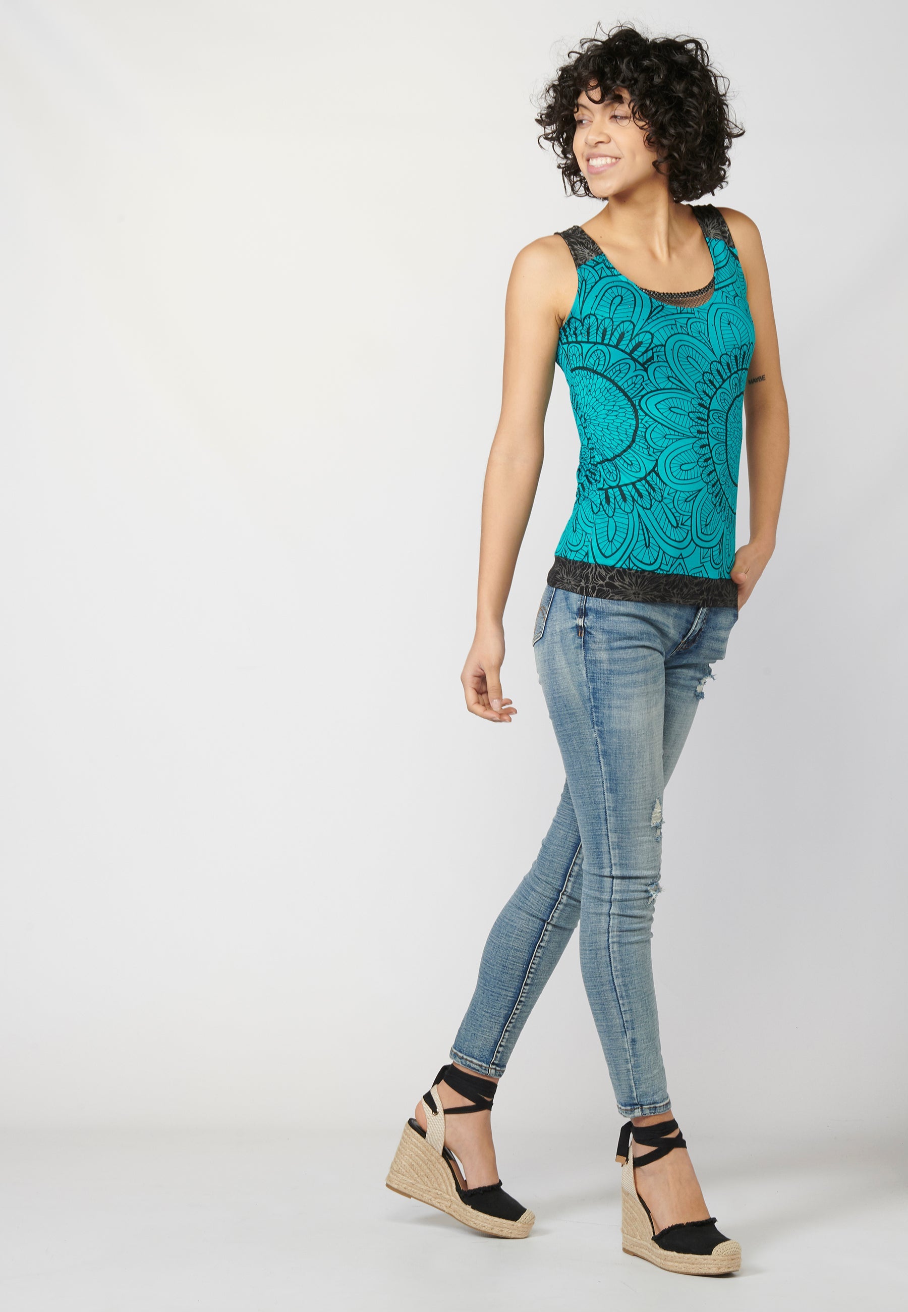 Top sin mangas y escote redondo con estampado floral y detalle a contraste en delantero y espalda | estilo y comodidad