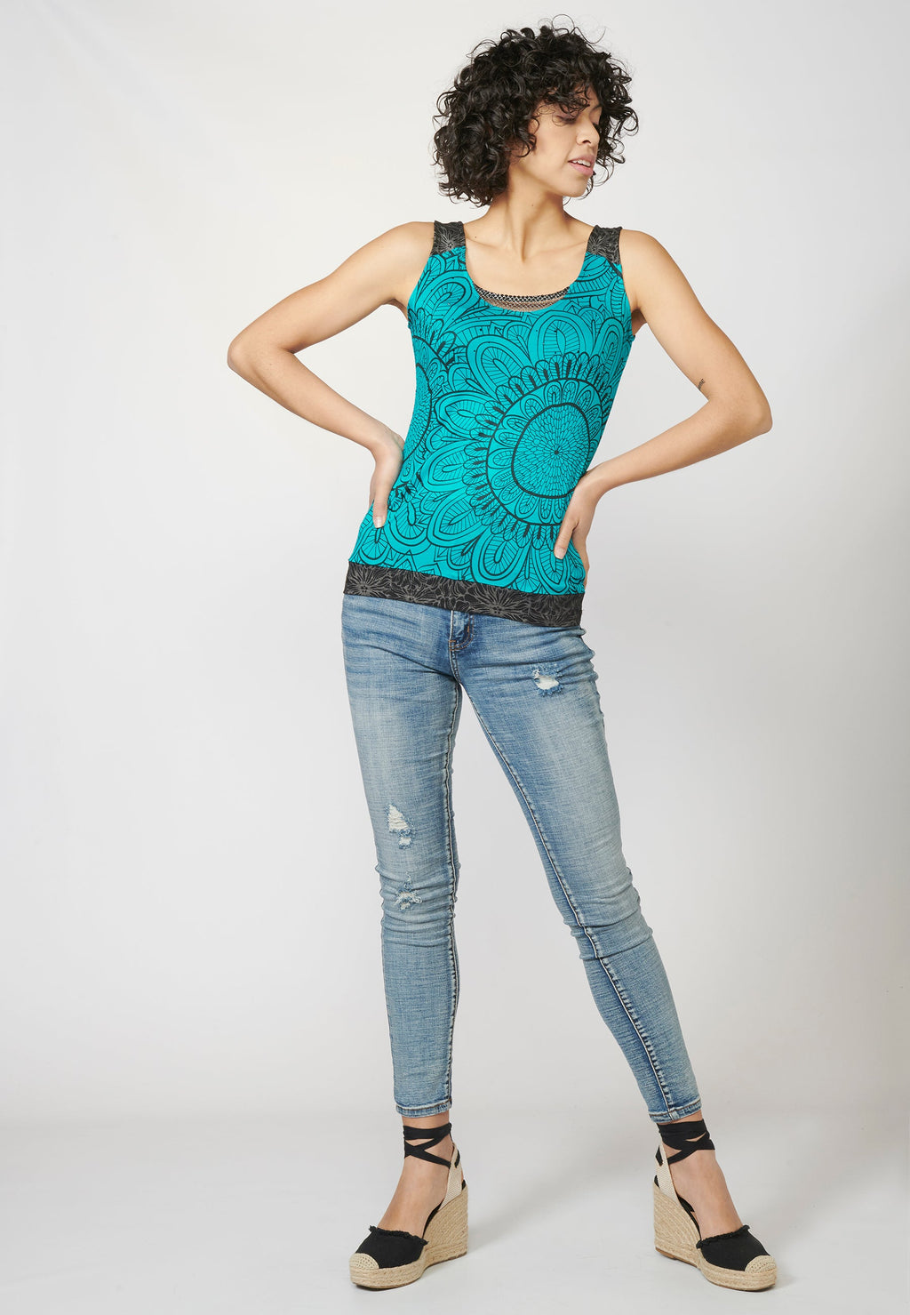Top sin mangas y escote redondo con estampado floral y detalle a contraste en delantero y espalda | estilo y comodidad