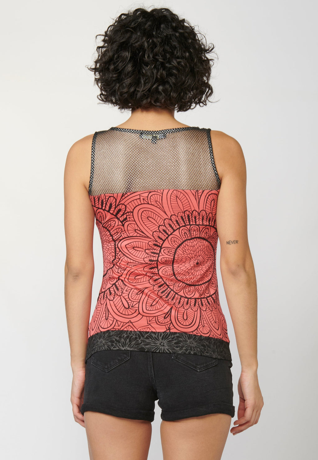 Top sin mangas y escote redondo con estampado floral y detalle a contraste en delantero y espalda | estilo y comodidad