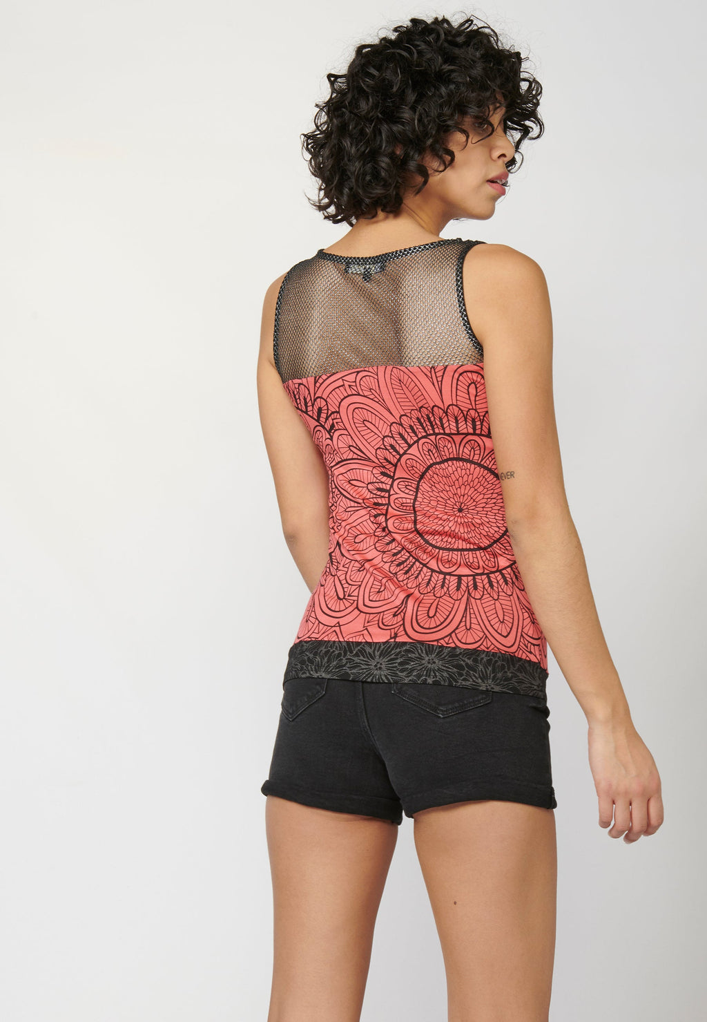 Top sin mangas y escote redondo con estampado floral y detalle a contraste en delantero y espalda | estilo y comodidad