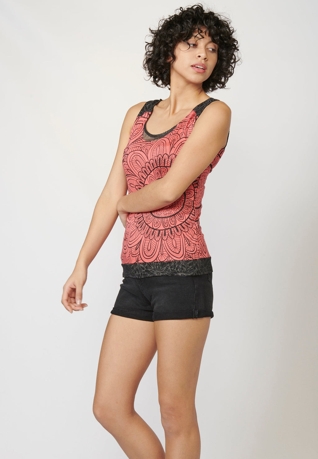 Top sin mangas y escote redondo con estampado floral y detalle a contraste en delantero y espalda | estilo y comodidad