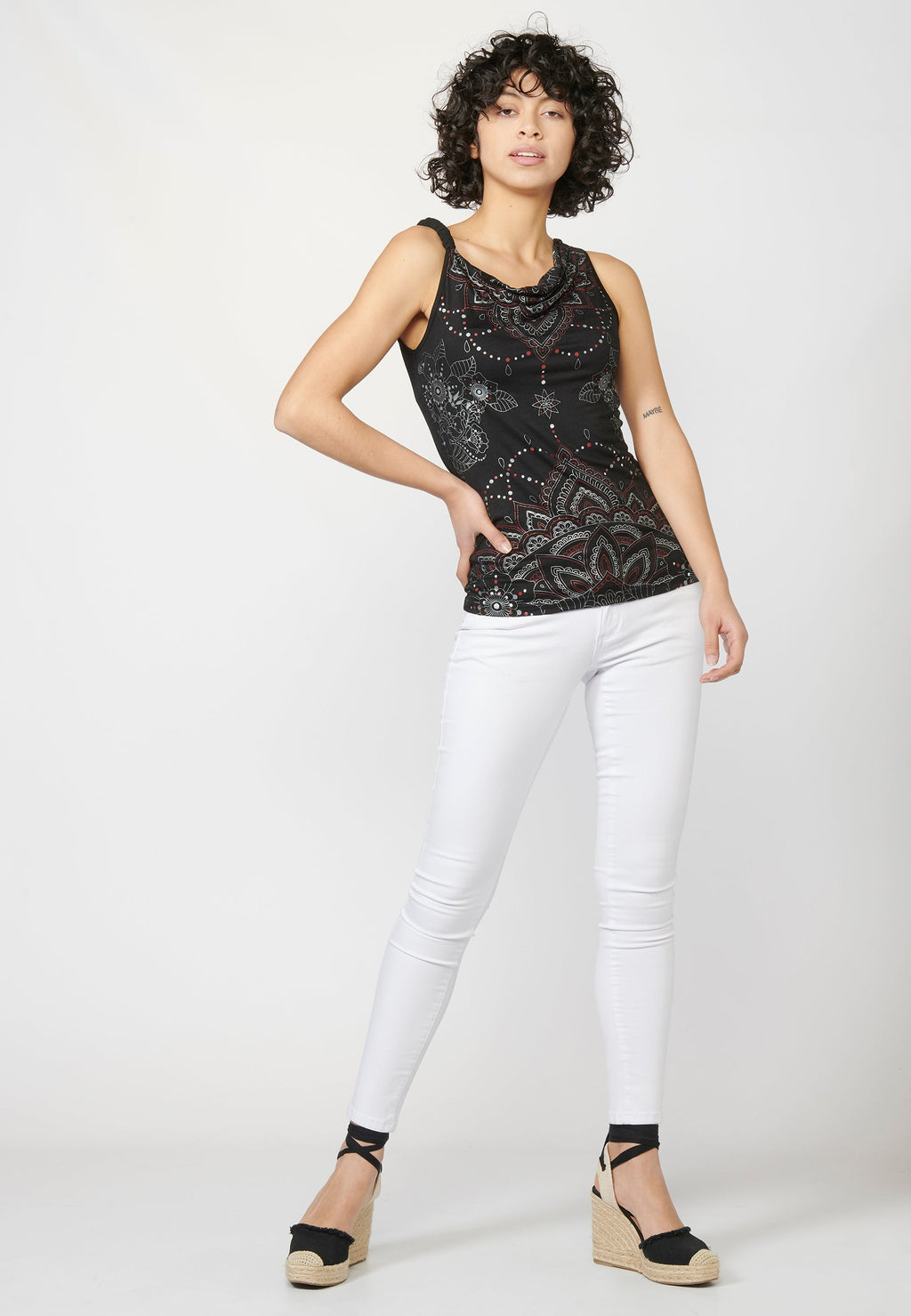 Camiseta top tirantes con escote holgado y estampado étnico floral para mujer