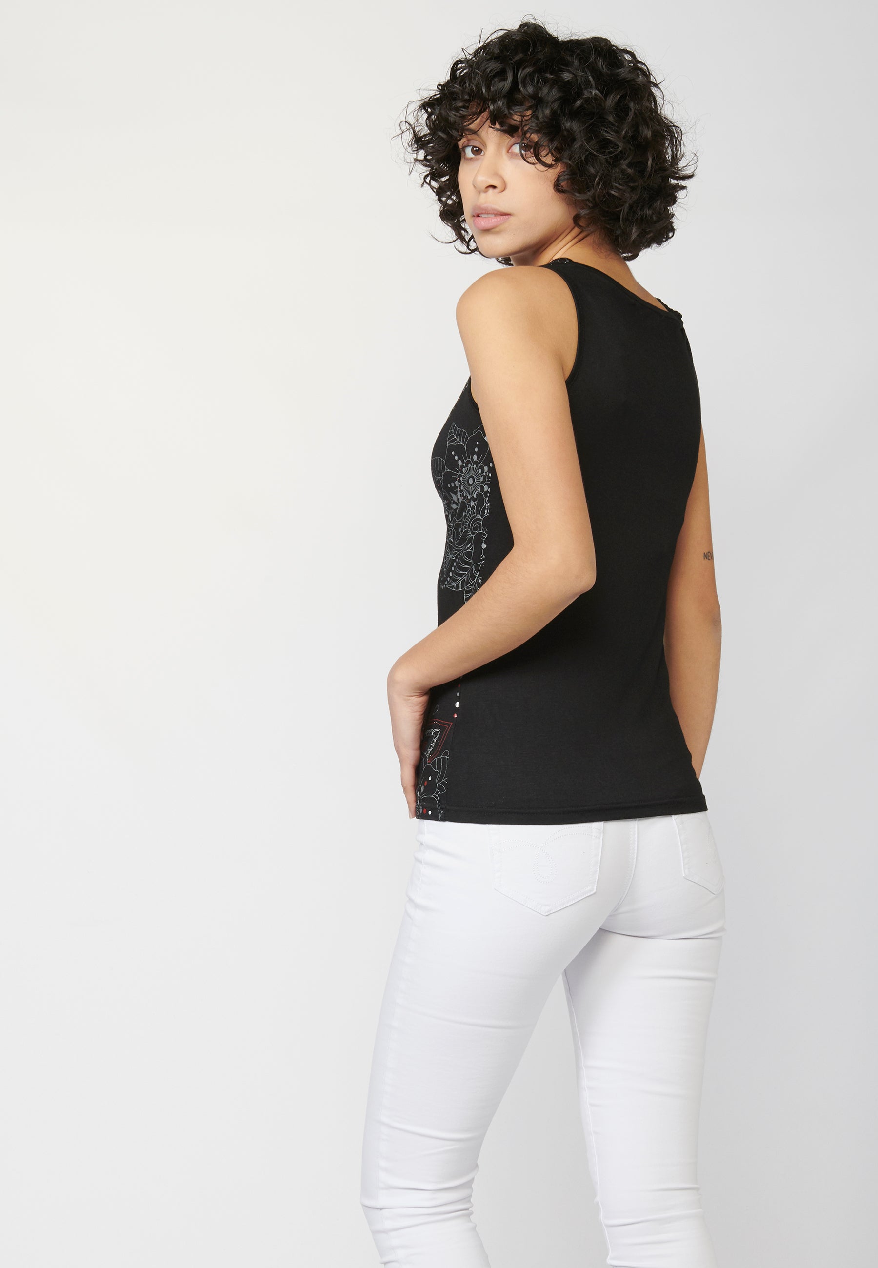Camiseta top tirantes con escote holgado y estampado étnico floral para mujer