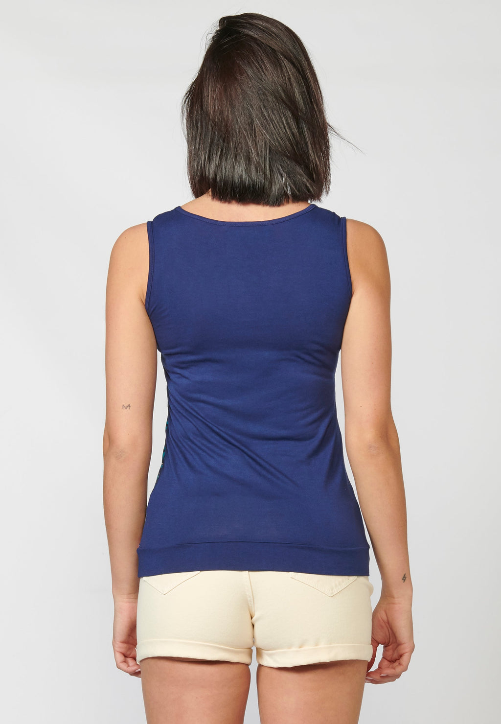 Camiseta top tirantes fluido con escote redondo y estampado étnico floral para mujer