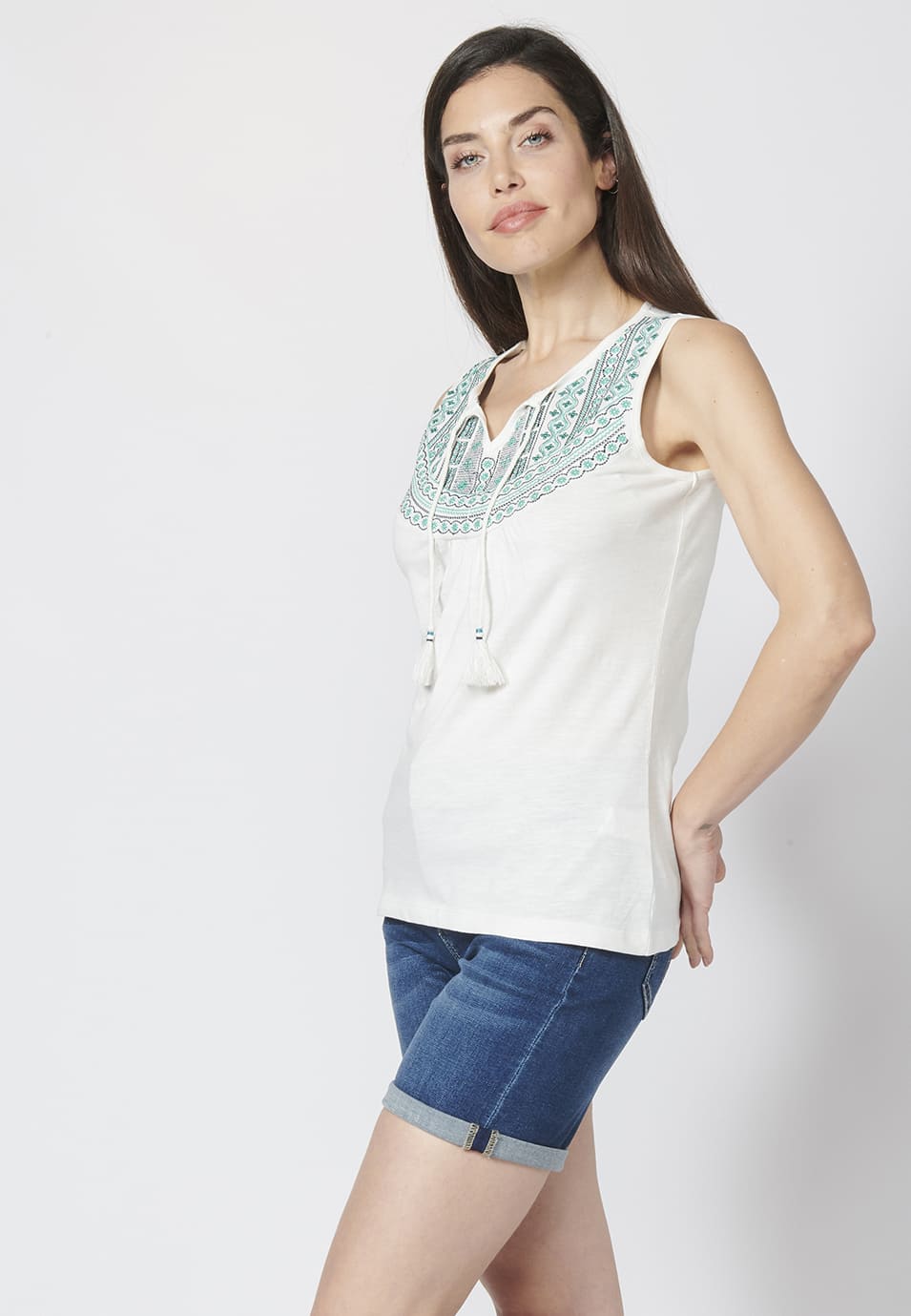 Camiseta top tirantes de algodón con bordado étnico con escote redondo | estilo versátil