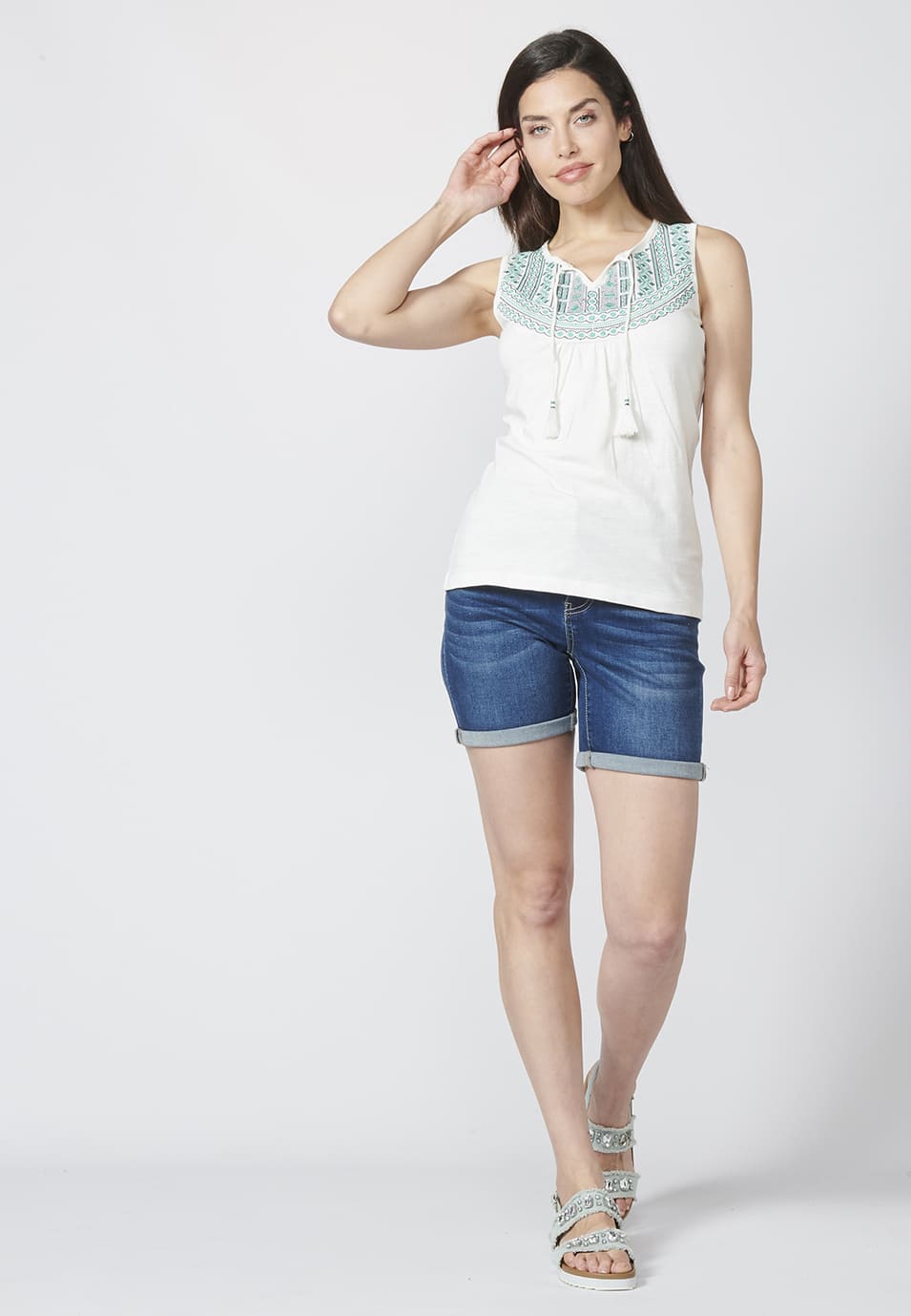 Camiseta top tirantes de algodón con bordado étnico con escote redondo | estilo versátil