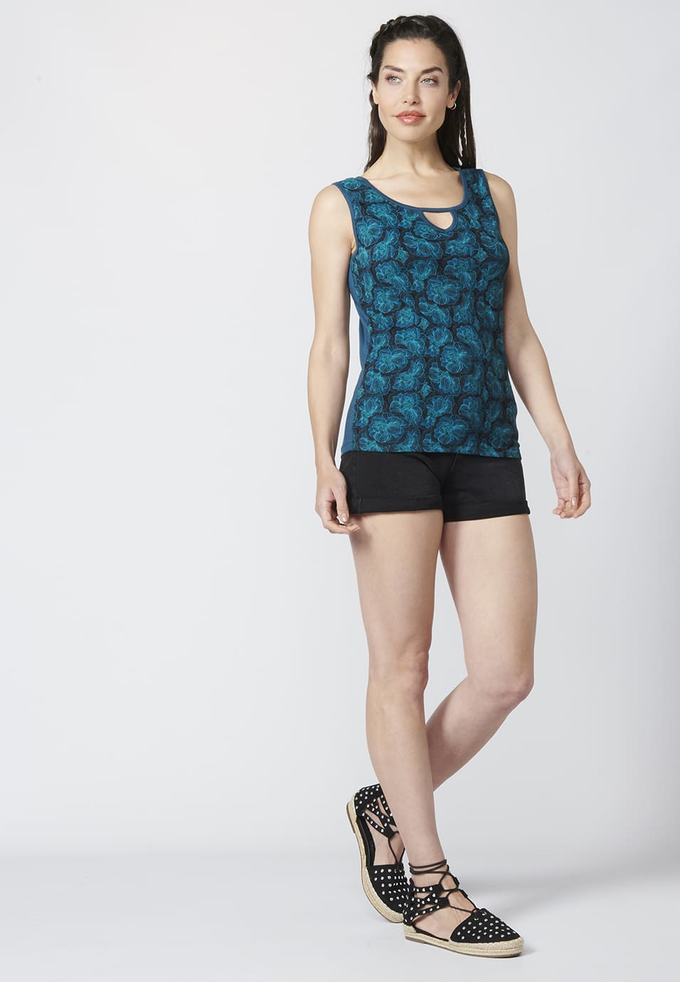 Camiseta top tirantes de algodón con escote en pico y estampado floral | moda urbana