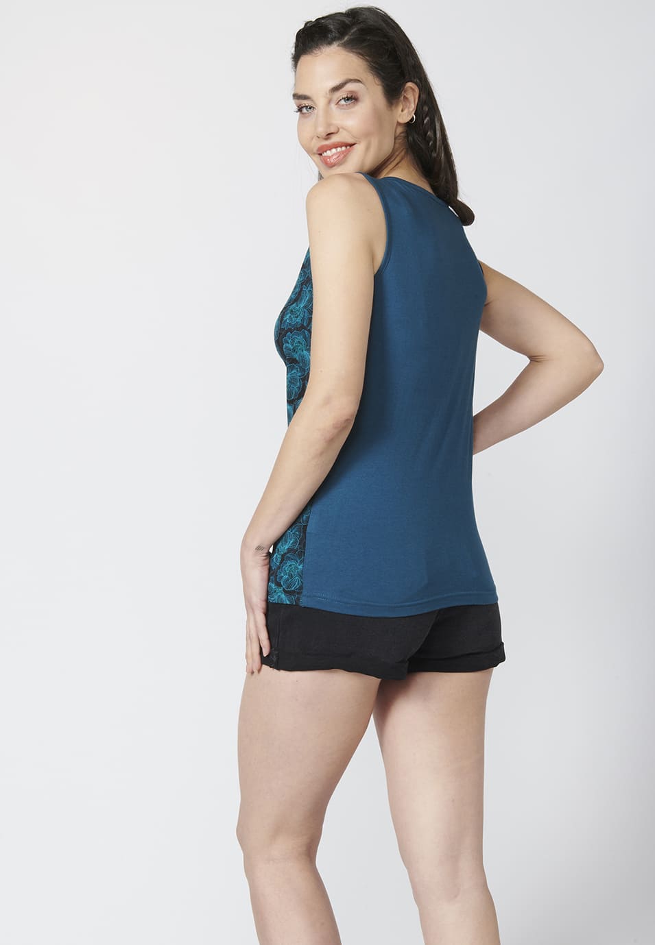 Camiseta top tirantes de algodón con escote en pico y estampado floral | moda urbana