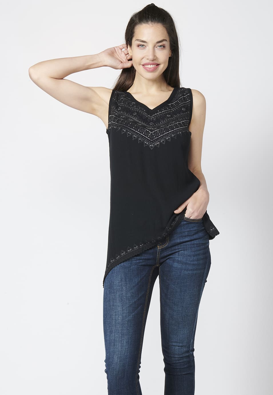 Camiseta top de mujer bordado de tirantes, fluido y bajo asimétrico | look diario