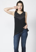 Camiseta top de mujer bordado de tirantes, fluido y bajo asimétrico | look diario
