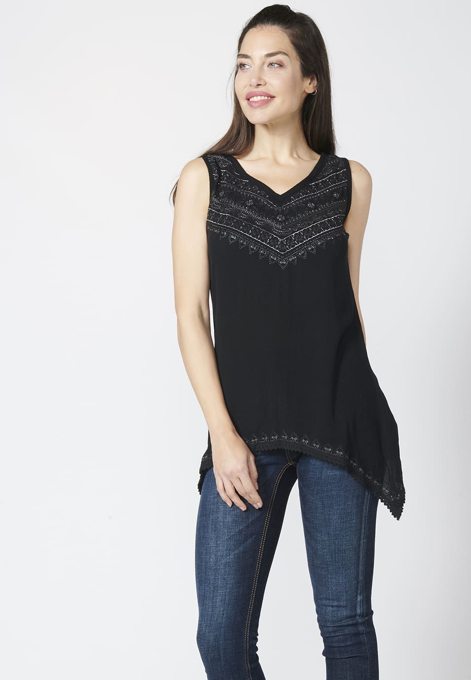 Camiseta top de mujer bordado de tirantes, fluido y bajo asimétrico | look diario