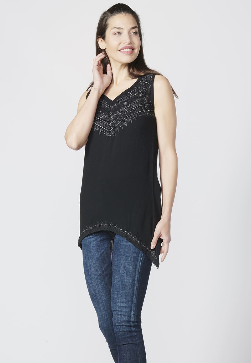Camiseta top de mujer bordado de tirantes, fluido y bajo asimétrico | look diario