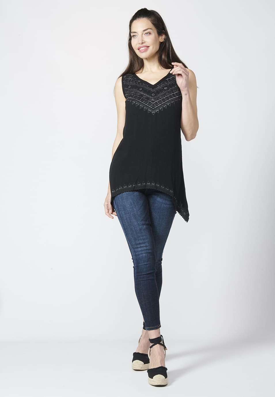 Camiseta top de mujer bordado de tirantes, fluido y bajo asimétrico | look diario