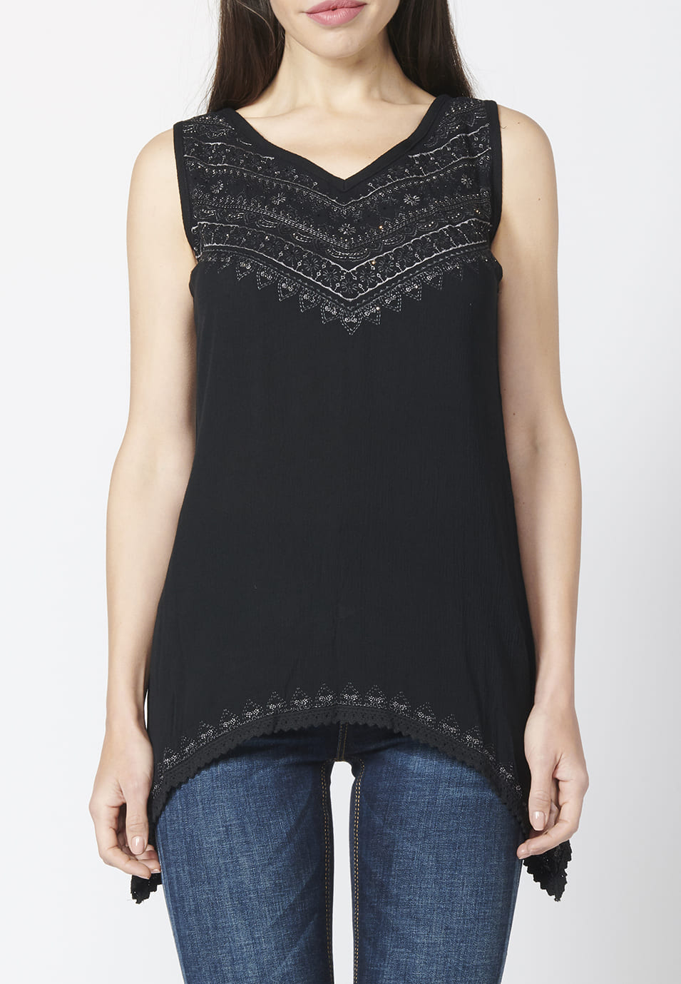 Camiseta top de mujer bordado de tirantes, fluido y bajo asimétrico | look diario