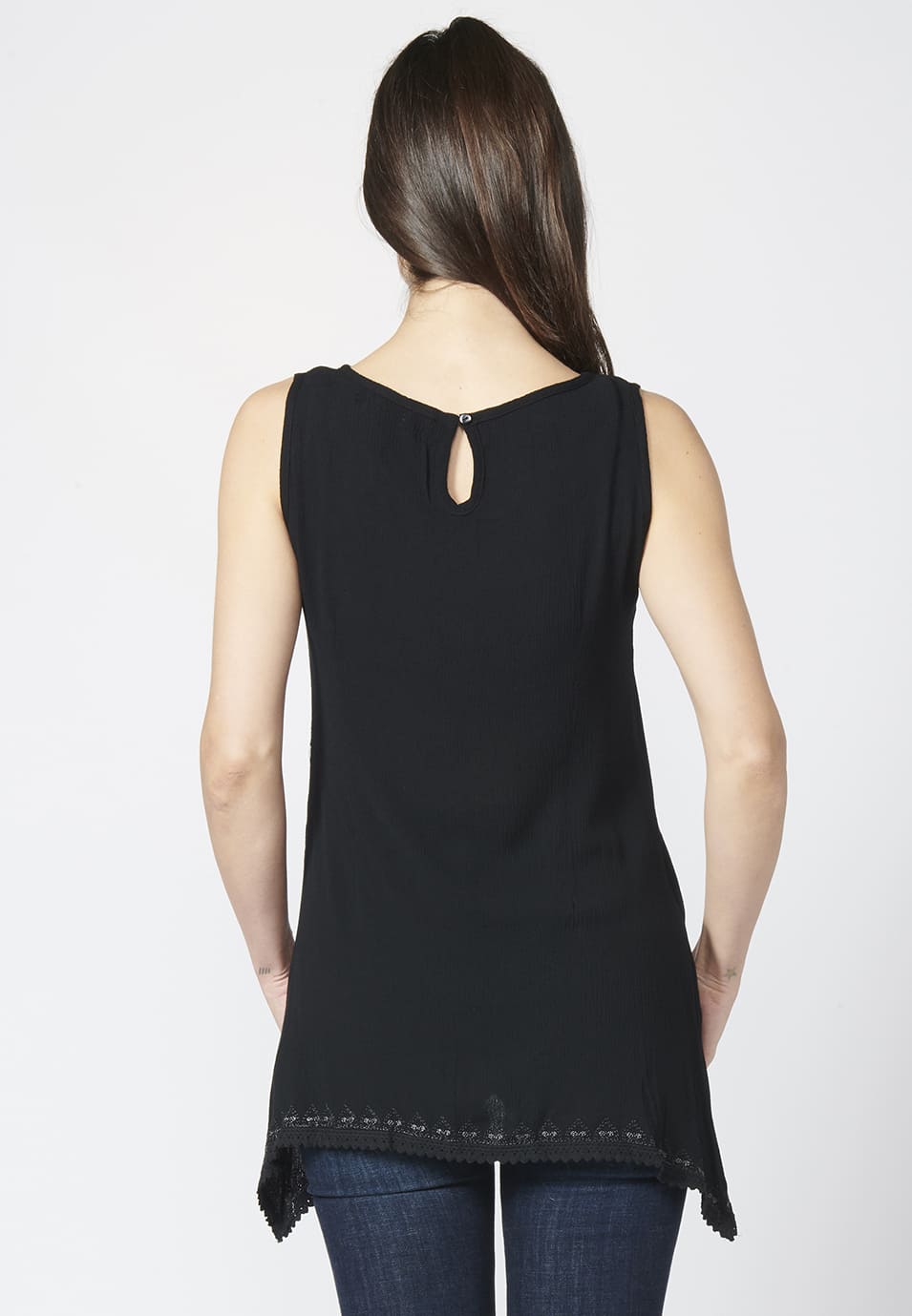 Camiseta top de mujer bordado de tirantes, fluido y bajo asimétrico | look diario