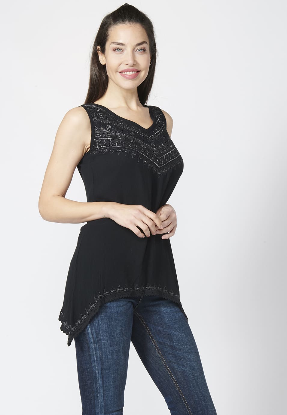 Camiseta top de mujer bordado de tirantes, fluido y bajo asimétrico | look diario