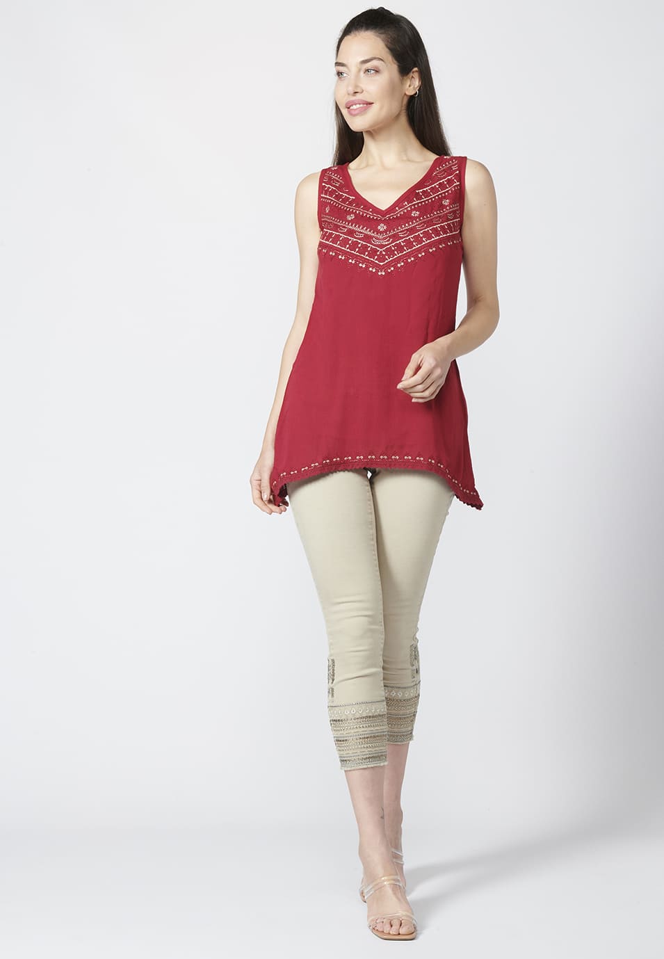 Camiseta top de mujer bordado de tirantes, fluido y bajo asimétrico | look diario